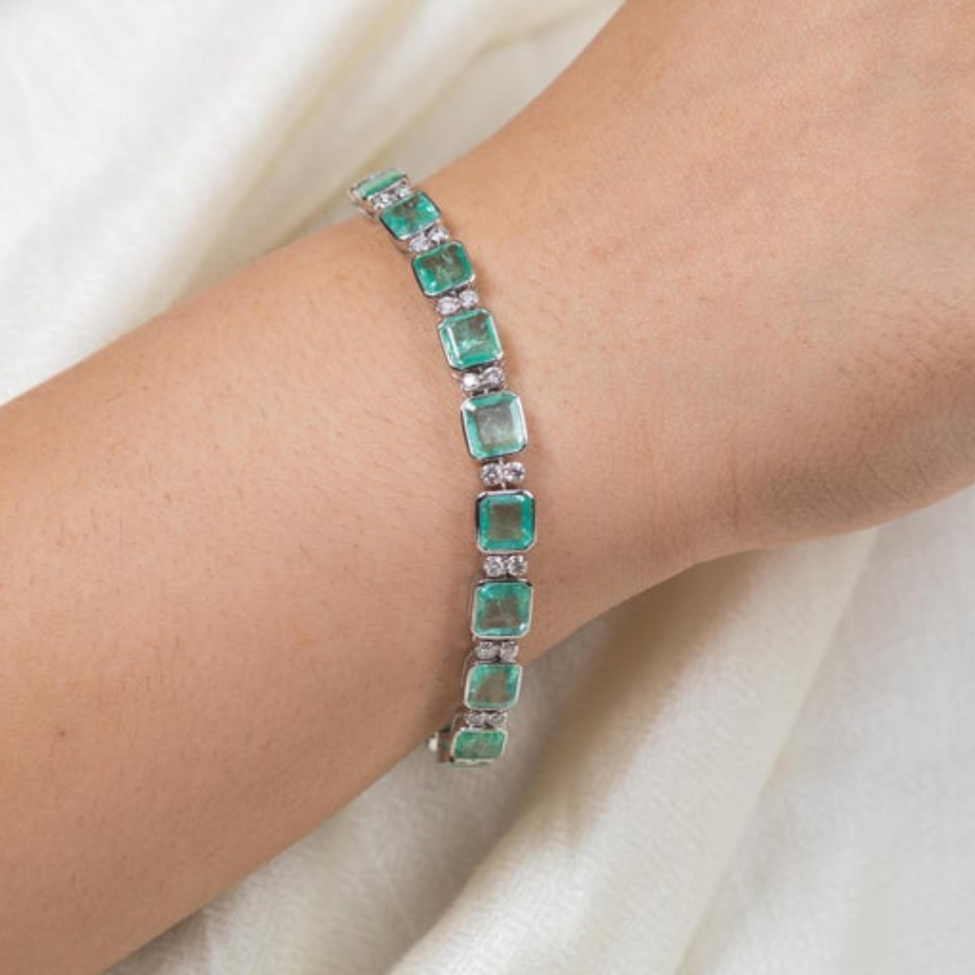 Splendido 33,58 Ct. Bracciale tennis con smeraldo e diamanti per lei in oro 18 carati in vendita 3