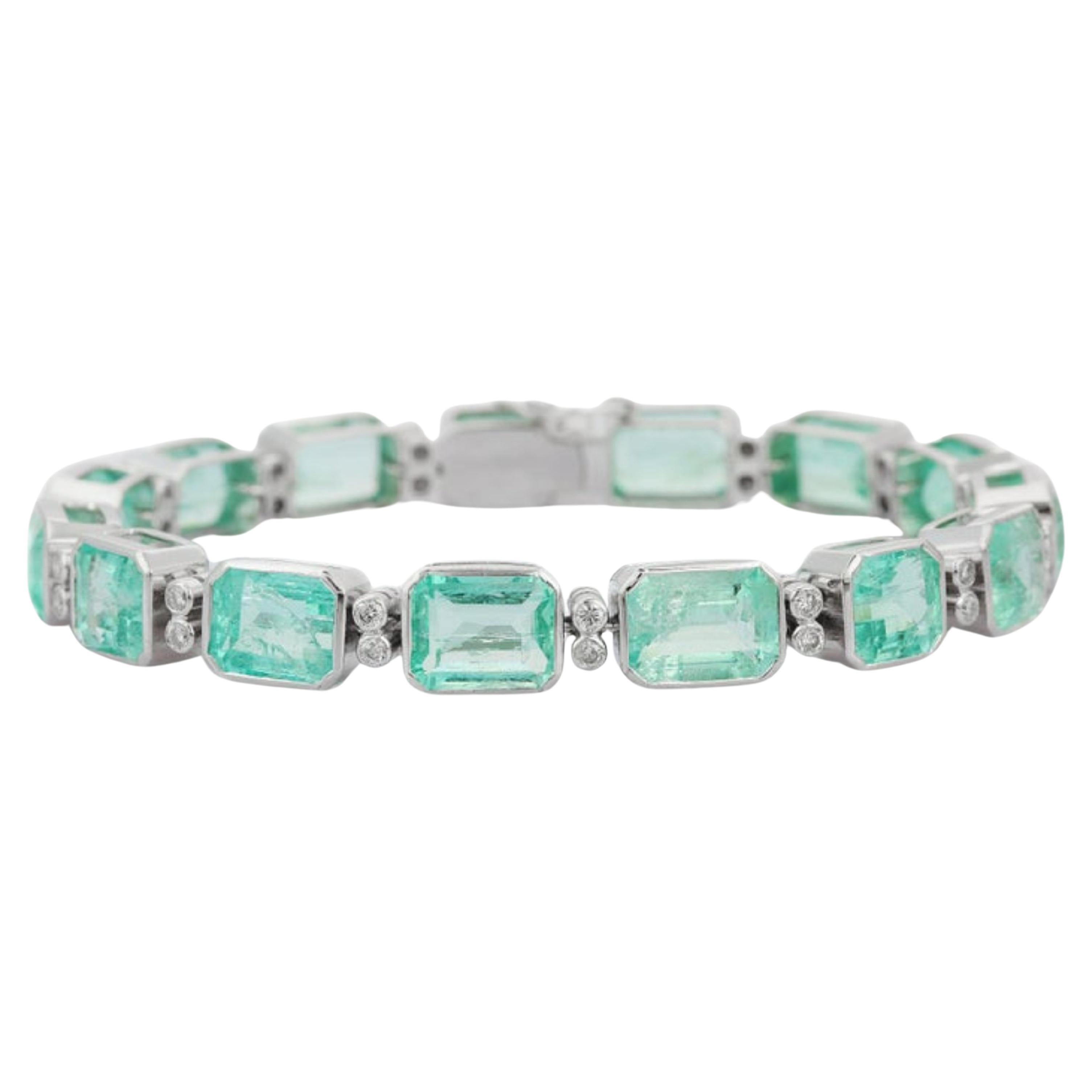 Splendido 33,58 Ct. Bracciale tennis con smeraldo e diamanti per lei in oro 18 carati in vendita