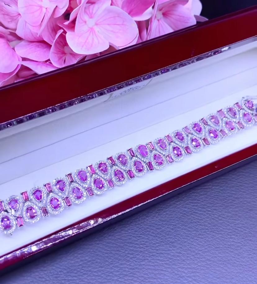 An exquisite design for this unforgettable bracelet in 18k gold with Ceylon pink sapphires , fine quality, mixed cut with 29,50 carats and diamonds round brilliant cut of 4,60 carats,F/VS.
Handcrafted by artisan goldsmith.
Excellent manufacture and