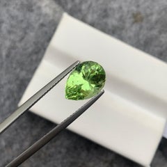 Precioso peridoto verde claro suelto de 3,50 quilates en forma de pera procedente de Pakistán