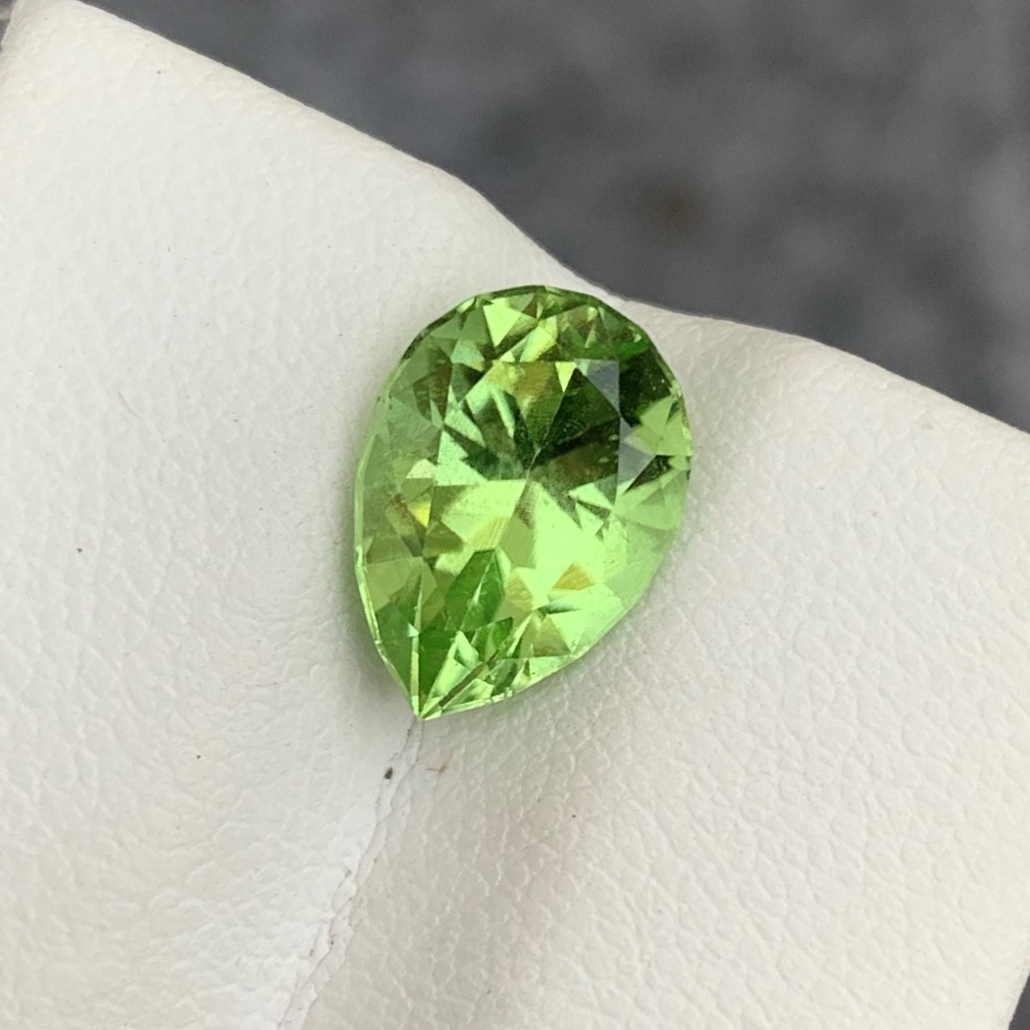 Arts and Crafts Superbe péridot vert clair en forme de poire non serti de 3,50 carats provenant du Pakistan en vente