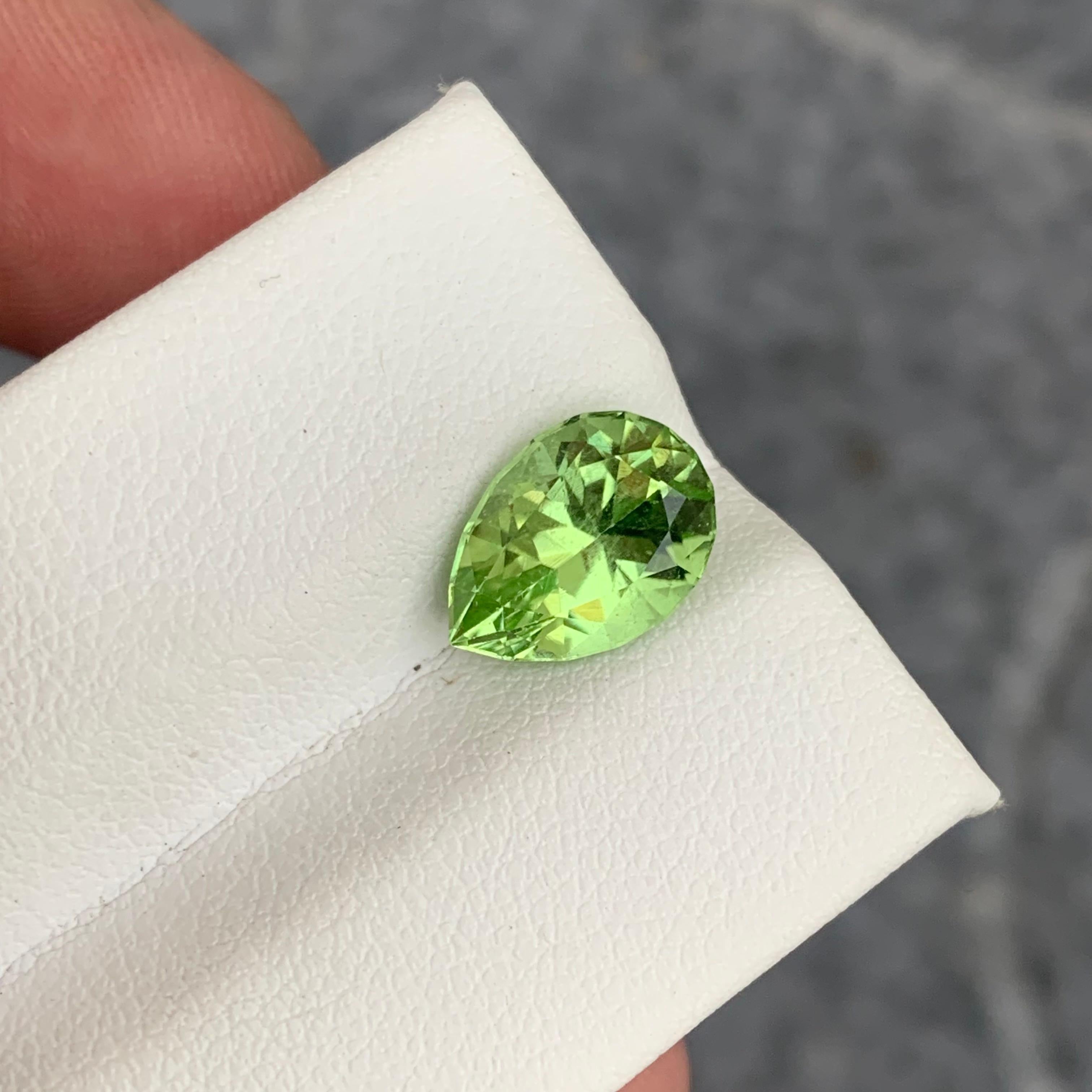 Taille poire Superbe péridot vert clair en forme de poire non serti de 3,50 carats provenant du Pakistan en vente