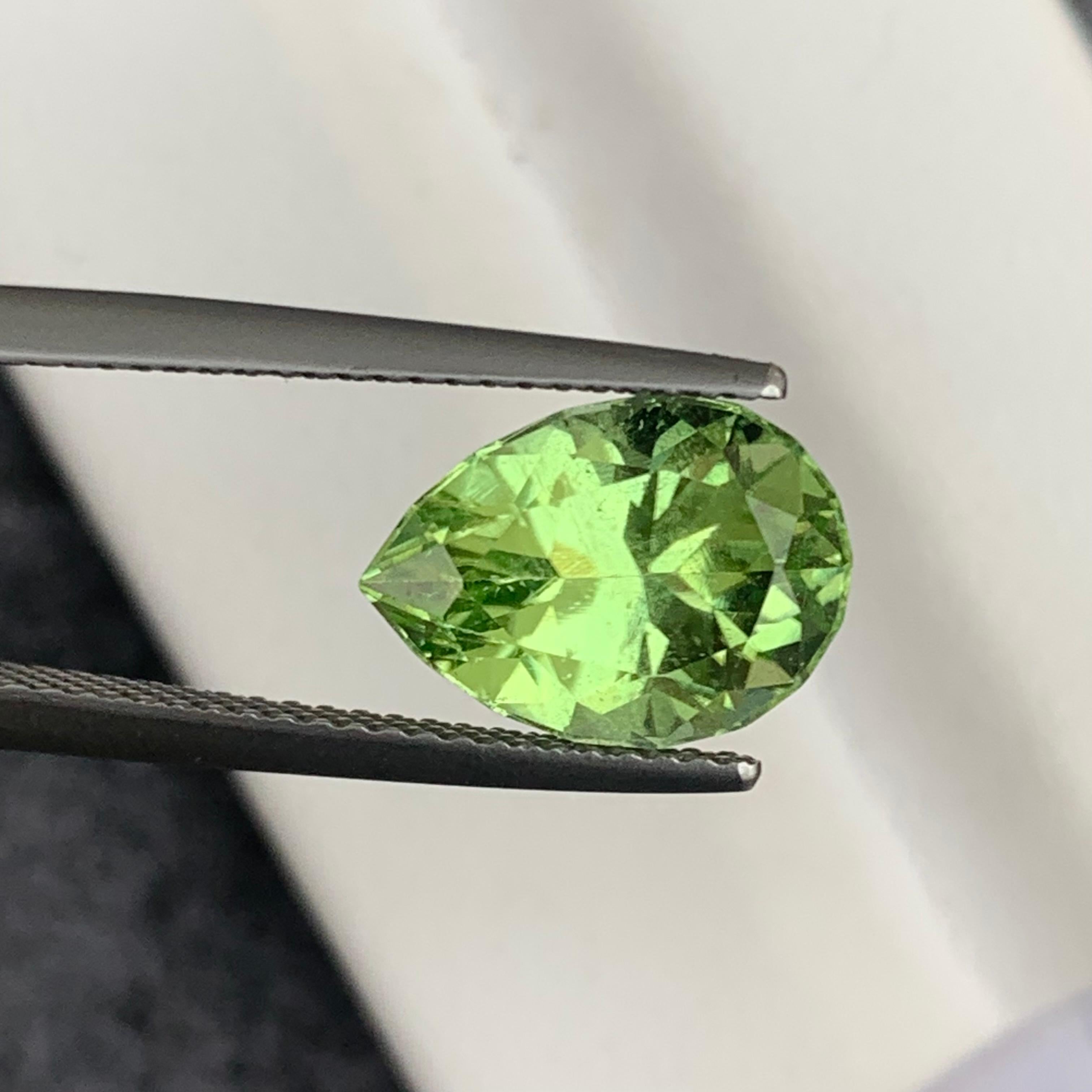 Superbe péridot vert clair en forme de poire non serti de 3,50 carats provenant du Pakistan Neuf - En vente à Peshawar, PK