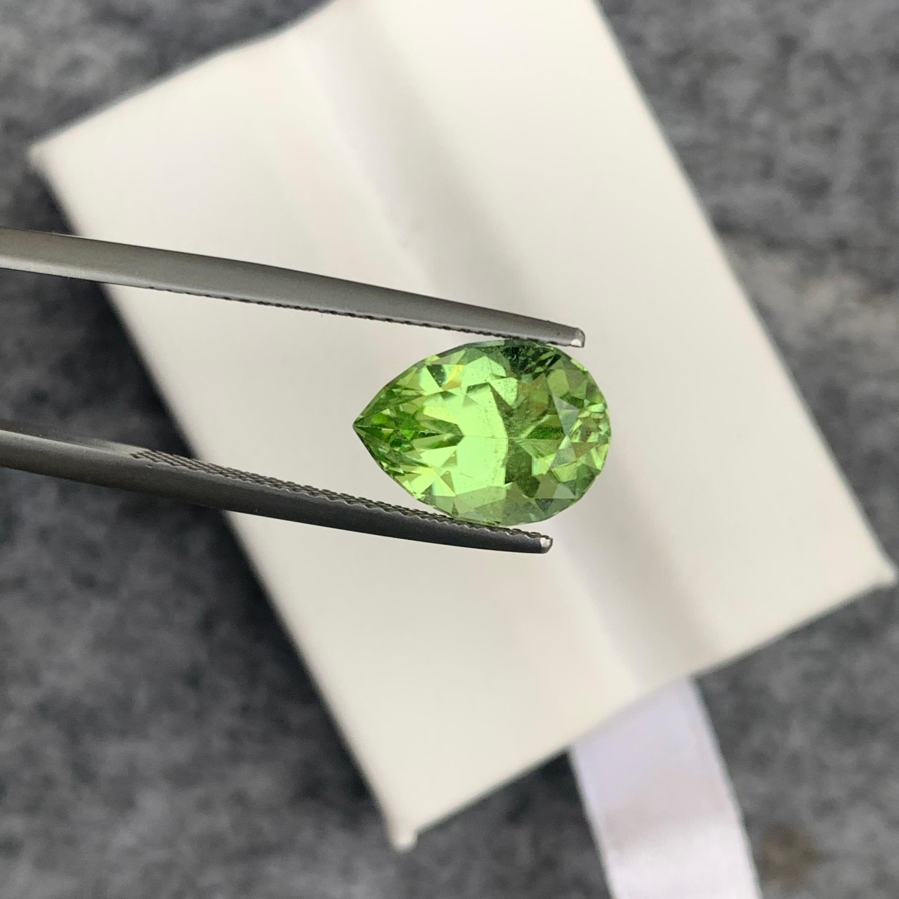 Superbe péridot vert clair en forme de poire non serti de 3,50 carats provenant du Pakistan Unisexe en vente