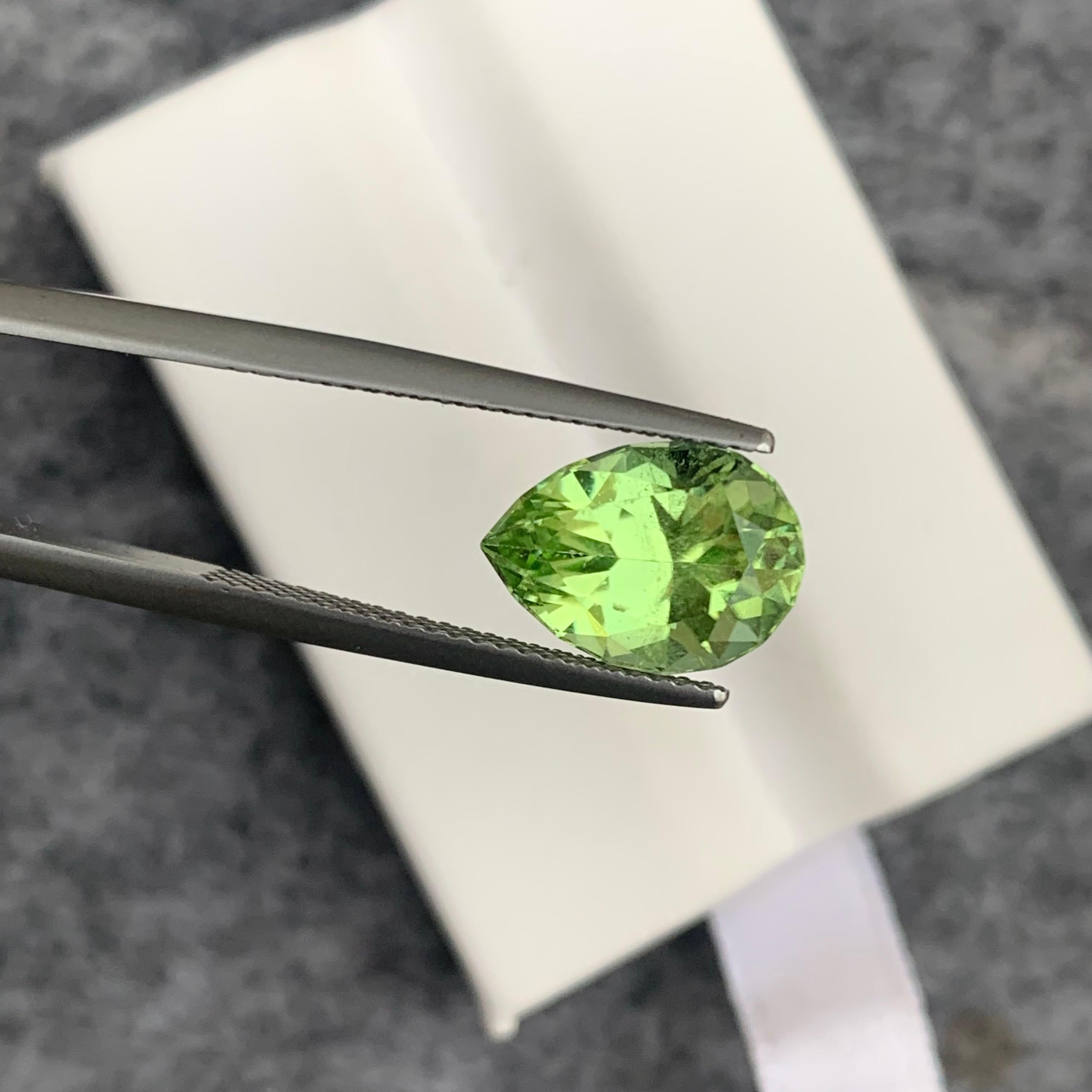 Superbe péridot vert clair en forme de poire non serti de 3,50 carats provenant du Pakistan en vente 1