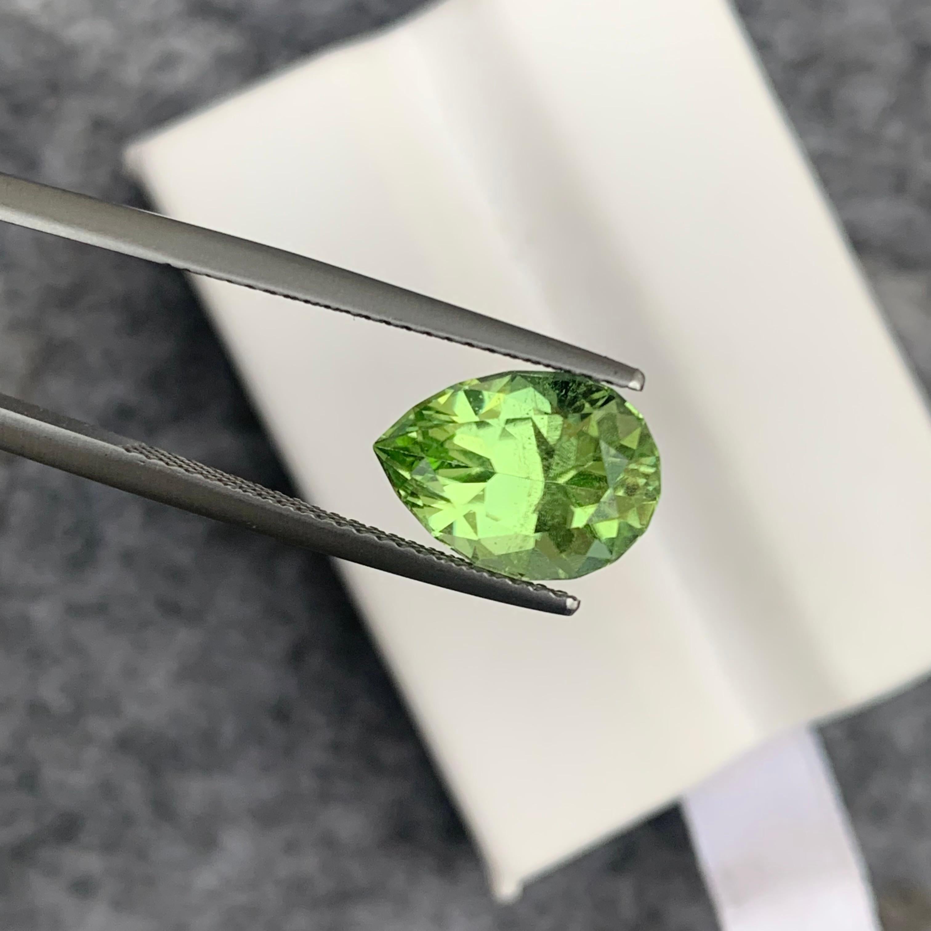 Superbe péridot vert clair en forme de poire non serti de 3,50 carats provenant du Pakistan en vente 2