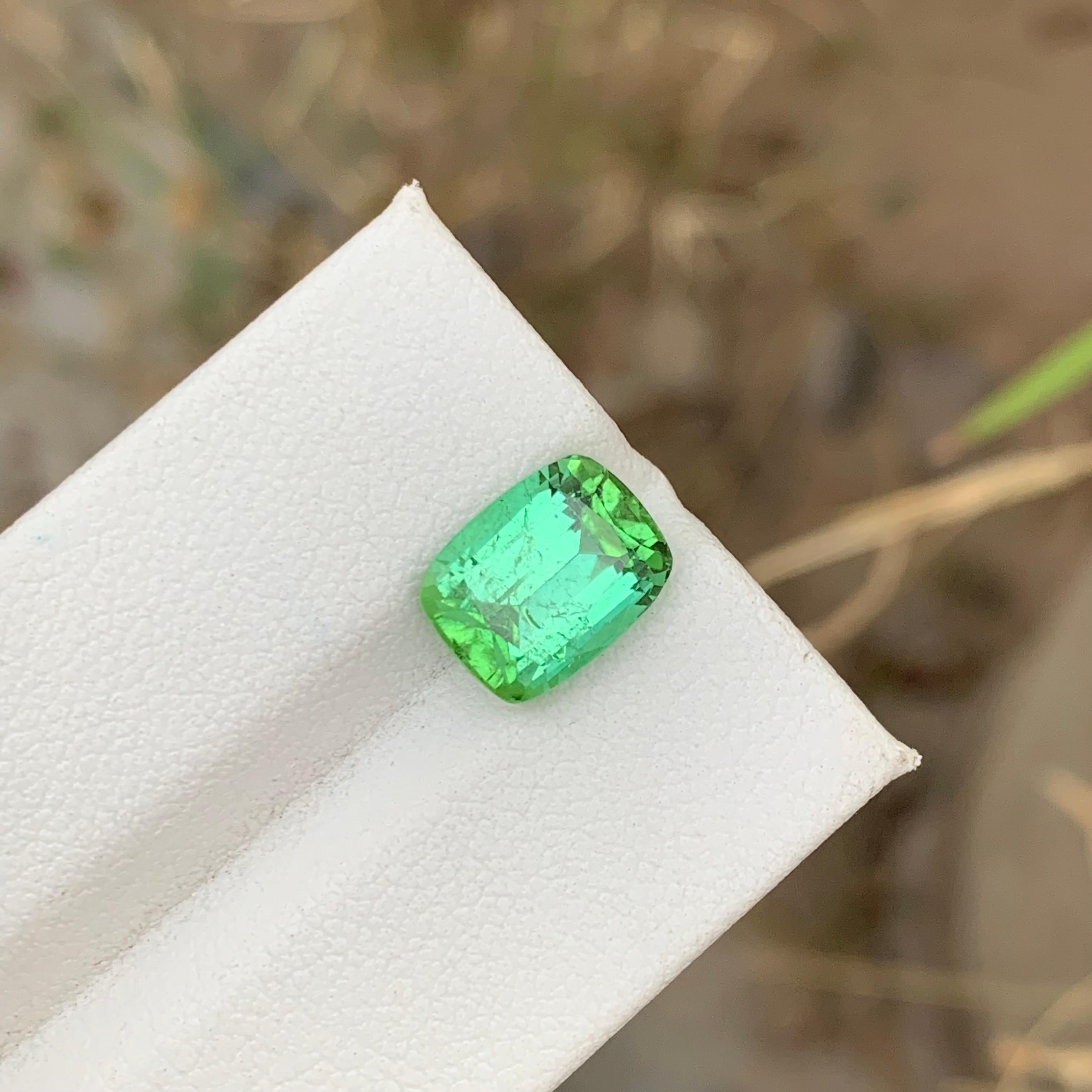 Gorgeous 3.80 Carats Natural Loose Mint Green Tourmaline  For Sale 4