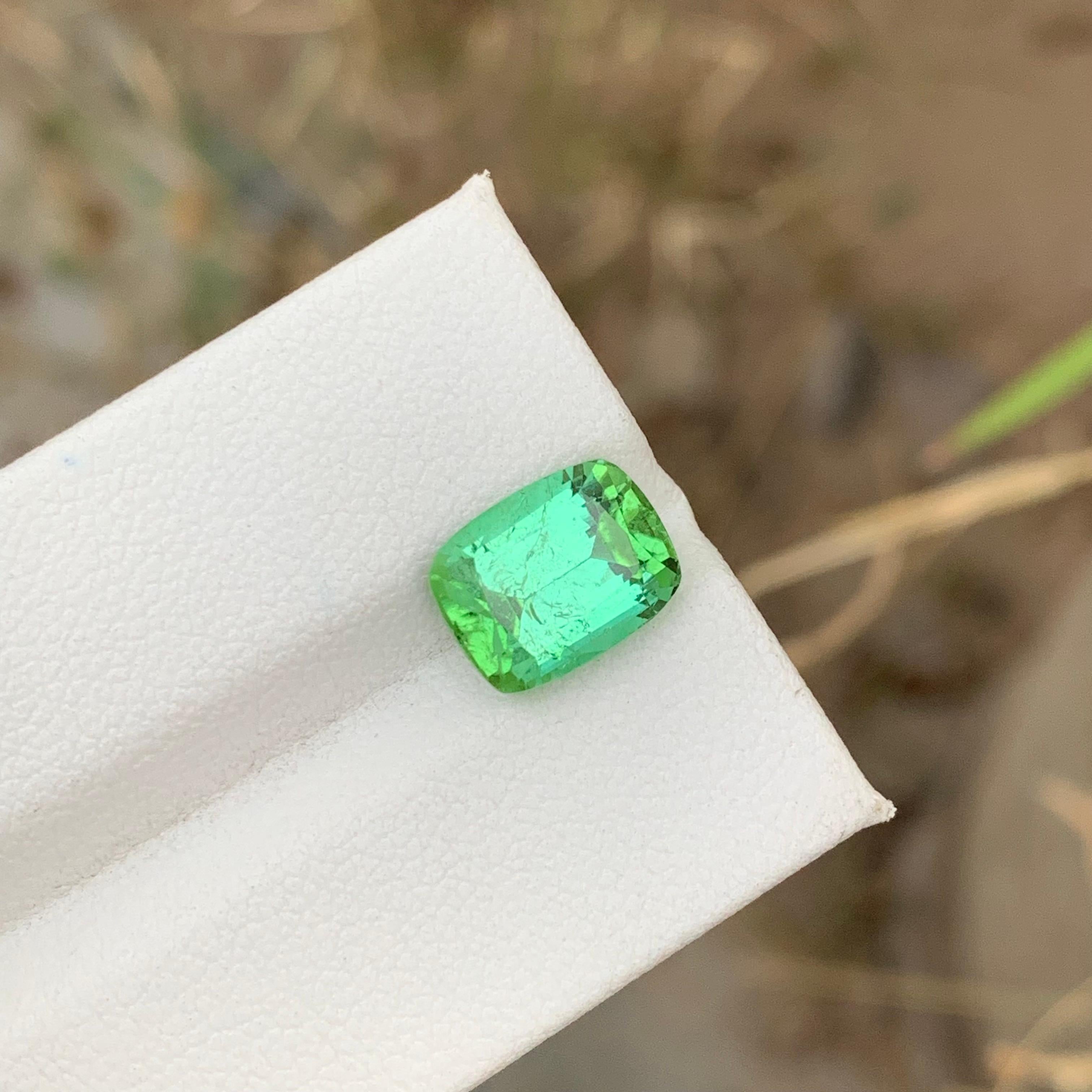 Gorgeous 3.80 Carats Natural Loose Mint Green Tourmaline  For Sale 5
