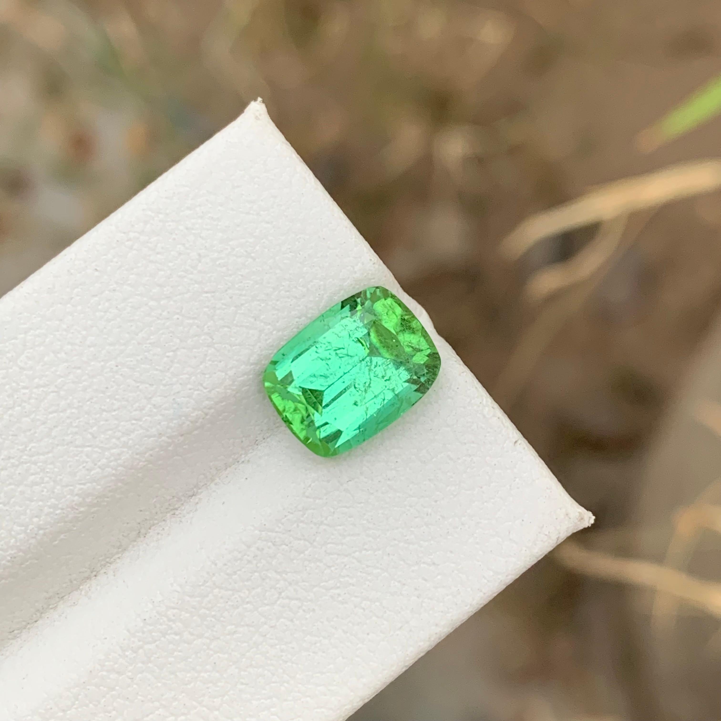 Arts and Crafts Magnifique tourmaline verte menthe naturelle non sertie de 3,80 carats  en vente