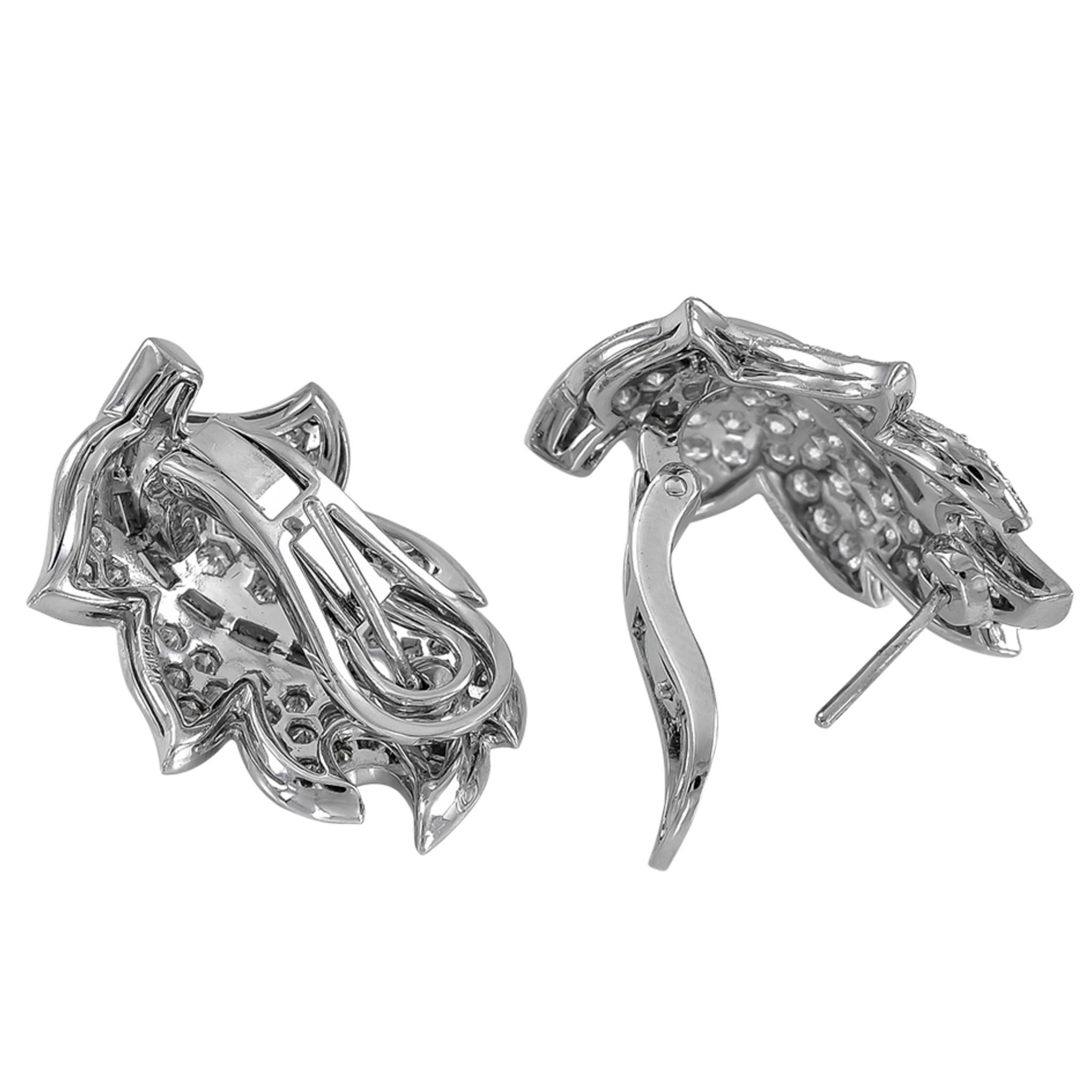 Diese eleganten Ohrringe von Sophia D. sind mit wunderschönen Diamanten mit einem Gesamtkaratgewicht von 4,23 gefertigt. 

Sophia D von Joseph Dardashti LTD ist seit 35 Jahren weltweit bekannt und lässt sich vom klassischen Art-Déco-Design
