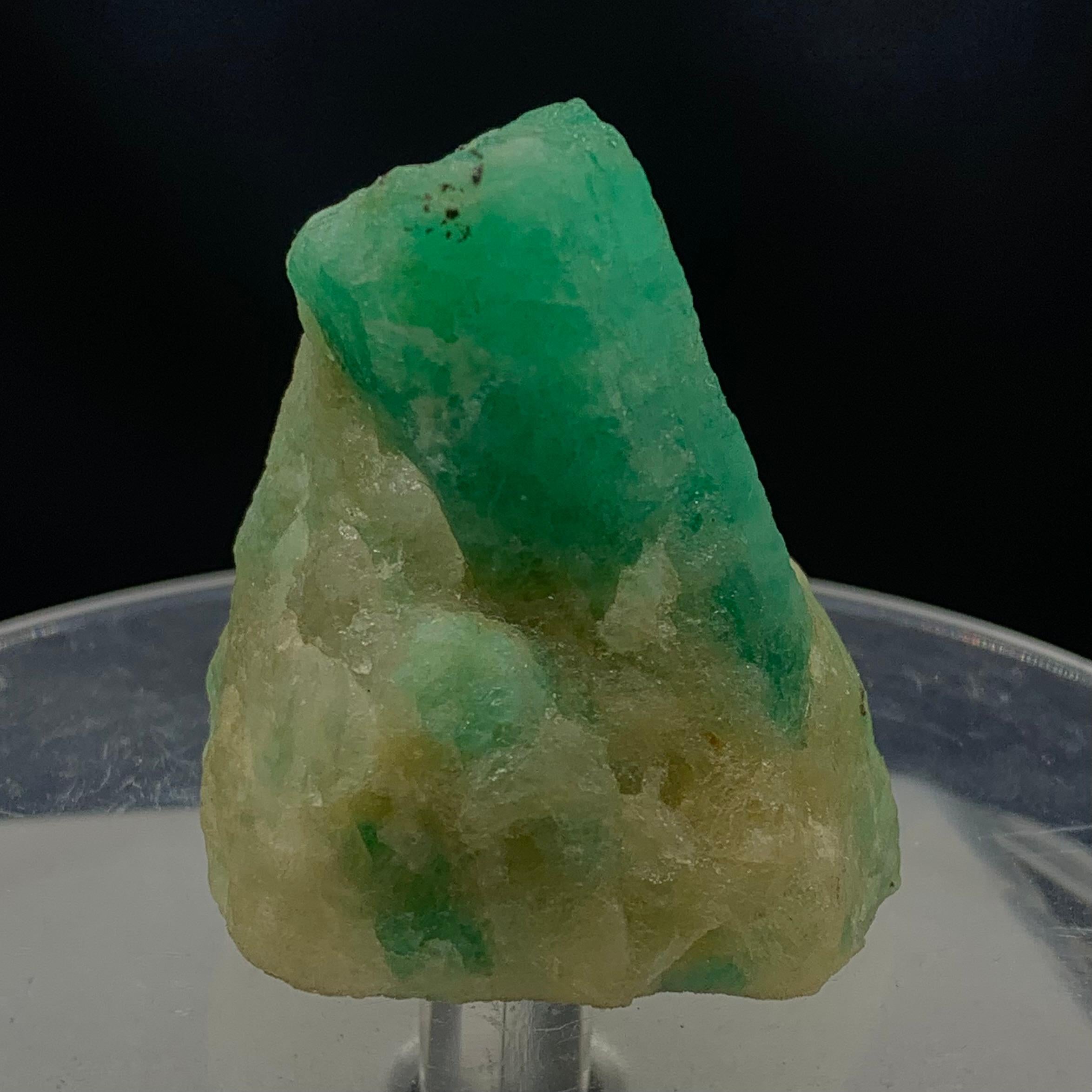 Gorgeous 44 Gram Natural Emerald Specimen with Calcite Matrix from Pakistan Mine In Good Condition In Peshawar, PK