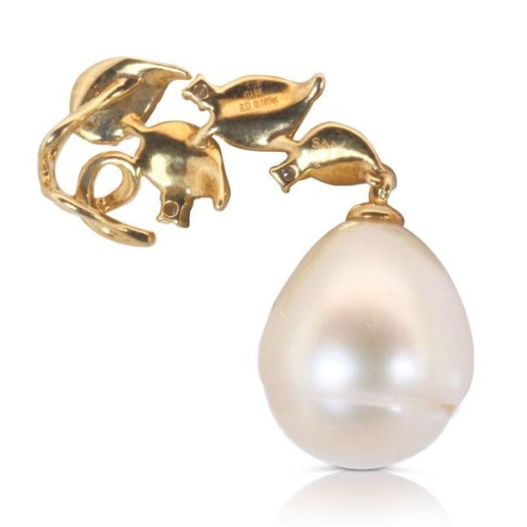 A captivating pendant crafted from gleaming 18K yellow gold, this exquisite piece showcases a mesmerizing 4.6mm oval natural pearl, its white color and translucent clarity exuding elegance and sophistication. The pearl is complemented by a sparkling