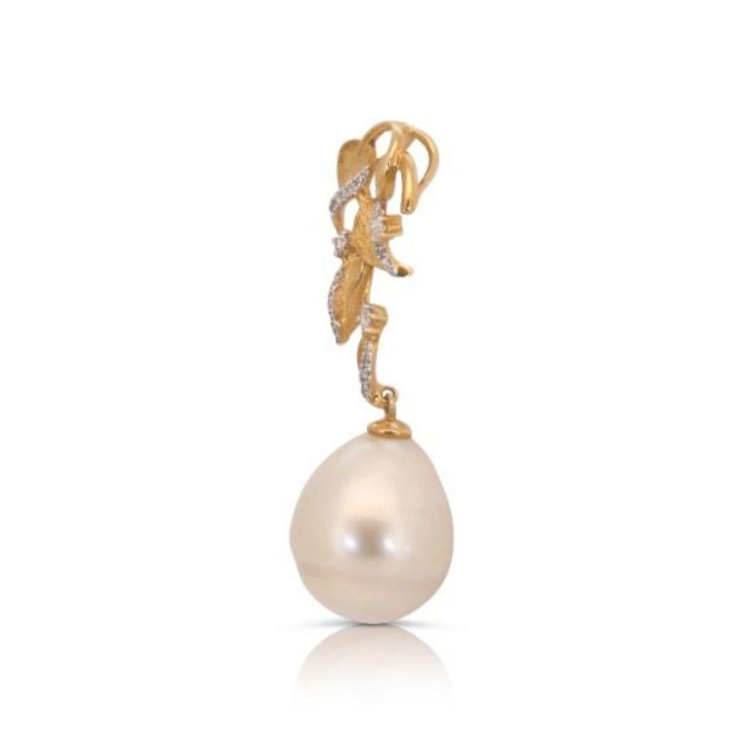 Gorgeous 4.6mm Oval Pearl Pendant with Side Diamonds In New Condition For Sale In רמת גן, IL