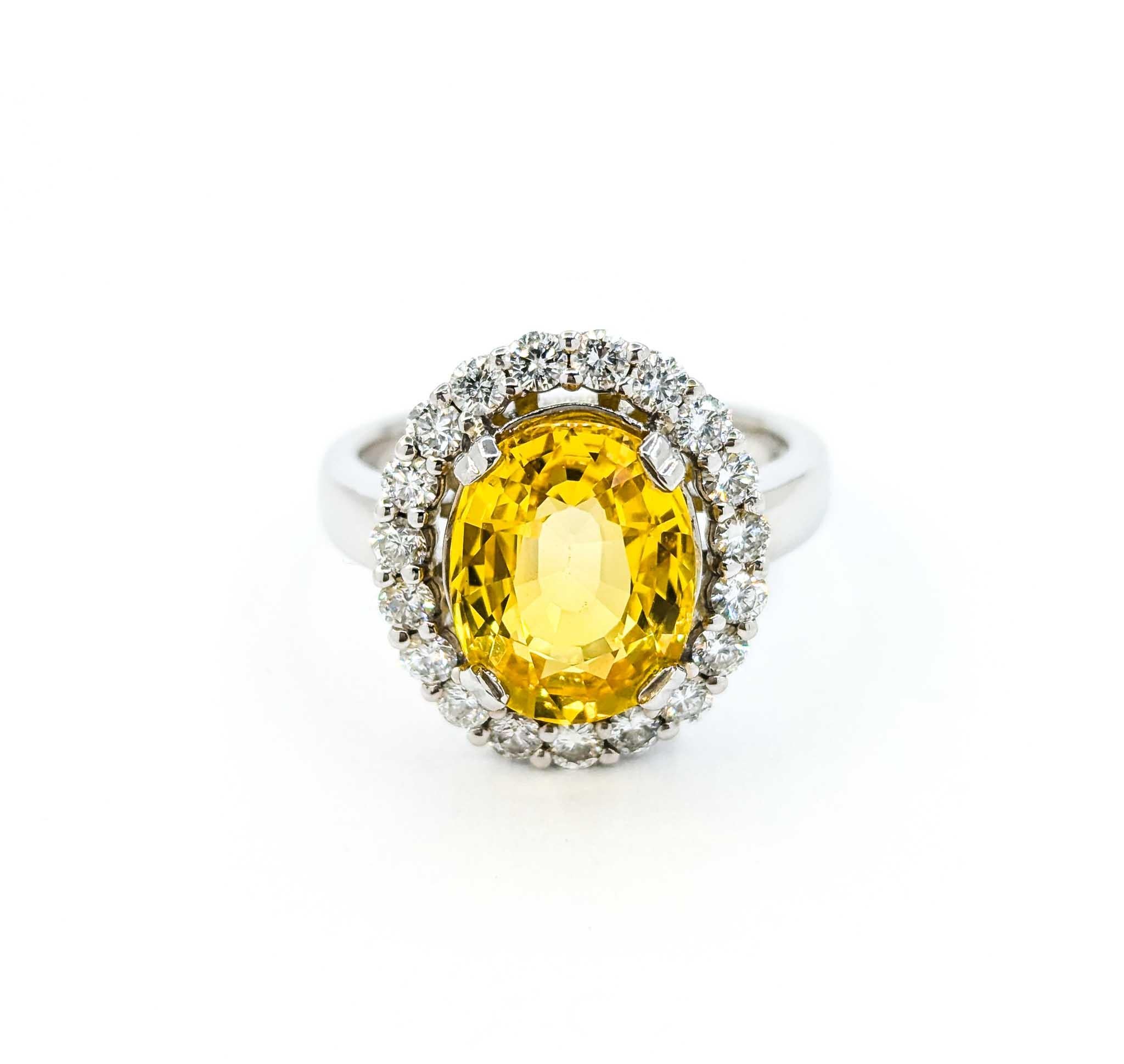 Wunderschöner Halo-Ring aus 18 Karat Weißgold mit 4,75 Karat gelbem Saphir und Diamant 6