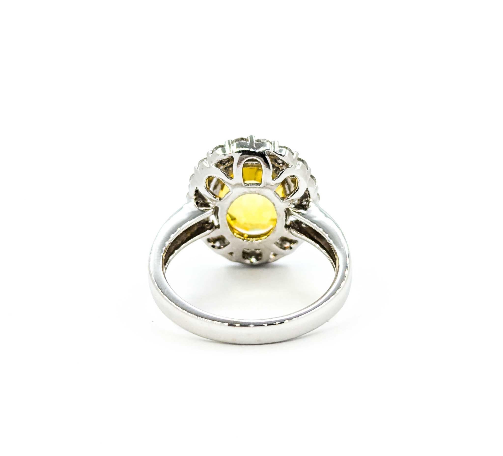 Wunderschöner Halo-Ring aus 18 Karat Weißgold mit 4,75 Karat gelbem Saphir und Diamant 2