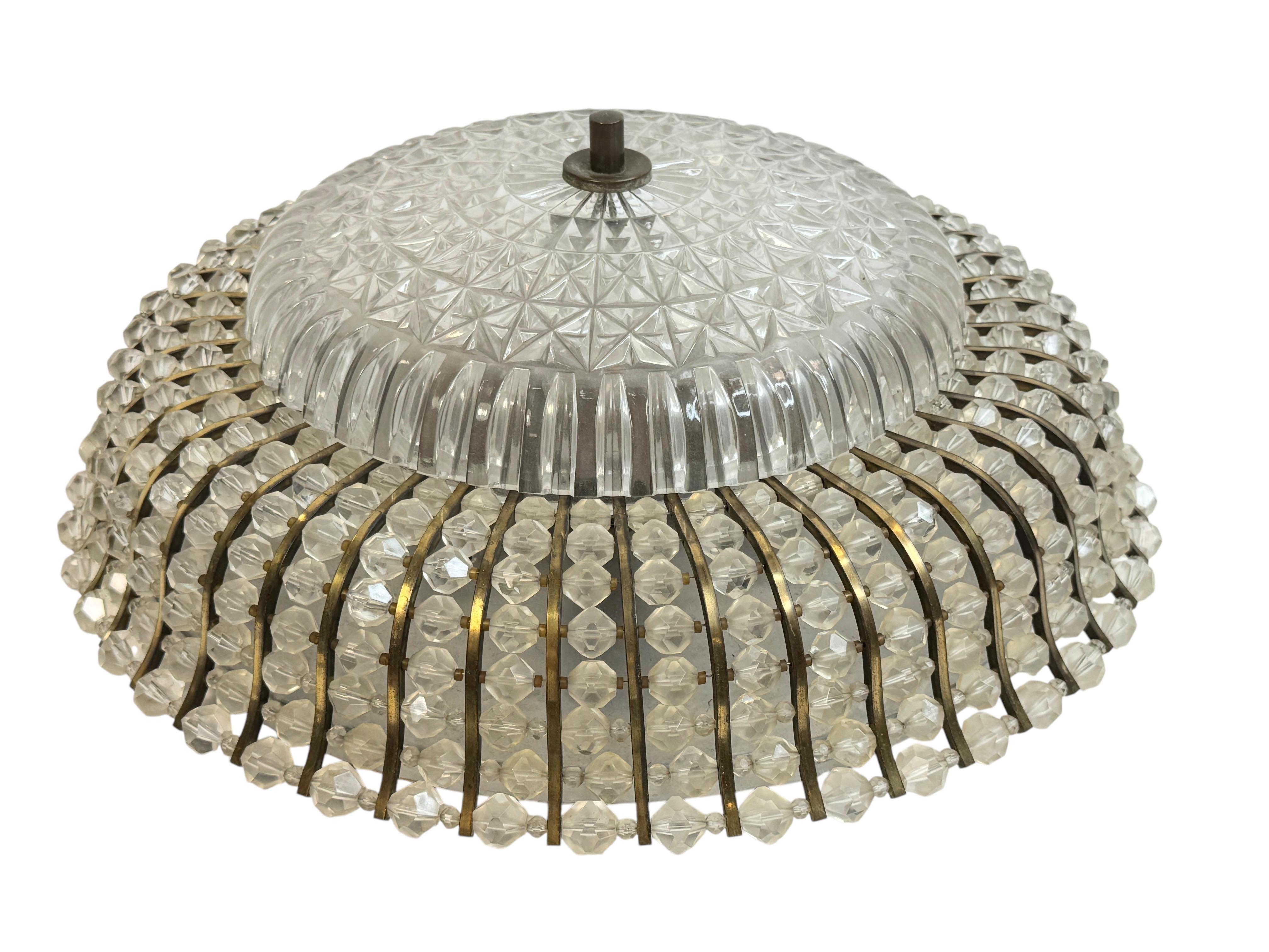 Un bellissimo lampadario a incasso di Palwa, Germania. È composto da una struttura in ottone con un vetro e sfere di cristallo. Accoglie cinque lampadine a candelabro europee E14 / 110 Volt con un massimo di 40 Watt per lampadina. 40 Watt per