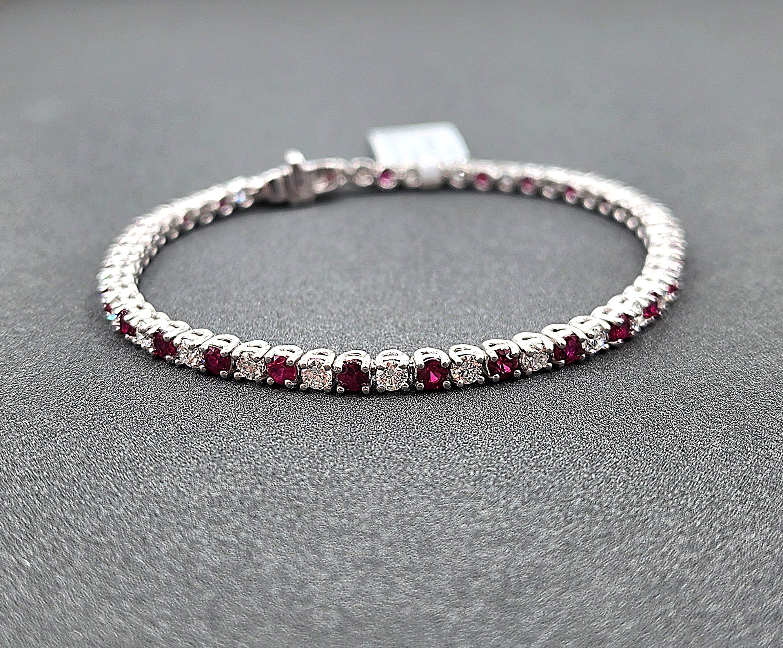 Wunderschönes 5,14 Karat Platin Natürlicher Burma-Rubin
Diamant Tennis-Armband