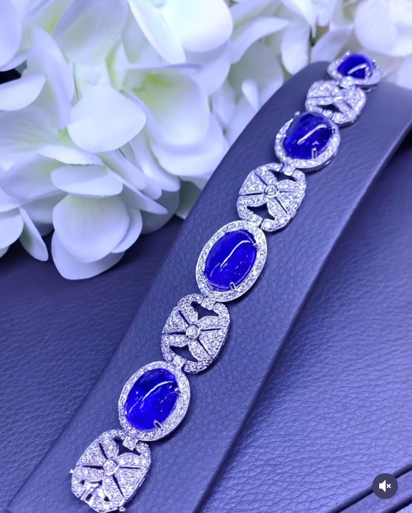 From red carpet collection, high piece of jewelry for this Art Decô design in 18k gold with 4 pieces of natural tanzanites, cabochon cut , 58 ct and natural diamonds top quality 4,90 ct ,F/VS.
On request, I can customize for double use,