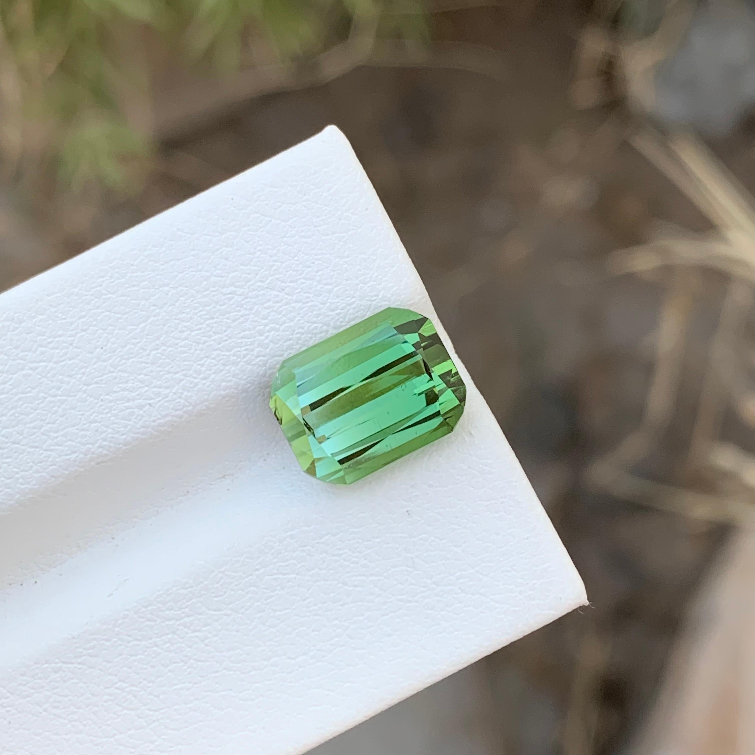 Tourmaline en vrac 
Poids : 6,35 carats 
Dimension : 11.3x8.7x7.3 Mm
Origine : Kunar Afghanistan 
Forme : Coussin
Couleur : vert et menthe
Traitement : Non
Certificat : Sur demande 
La tourmaline bicolore Green Mint est une pierre précieuse