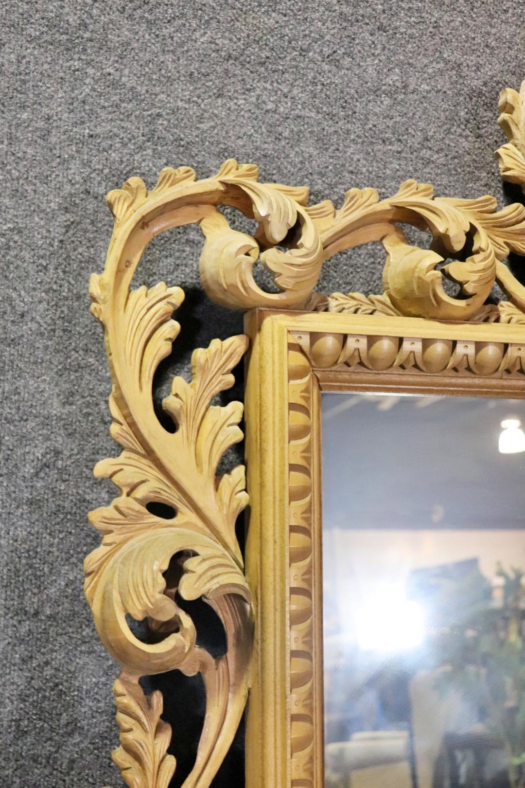 Milieu du XXe siècle Magnifique miroir rococo italien en hêtre sculpté de 6 pieds de haut avec feuilles en relief en vente