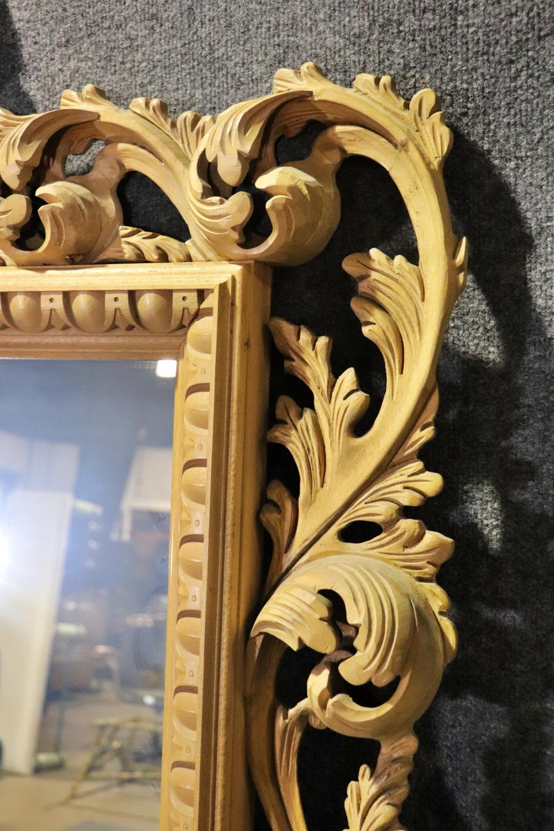 Magnifique miroir rococo italien en hêtre sculpté de 6 pieds de haut avec feuilles en relief en vente 2