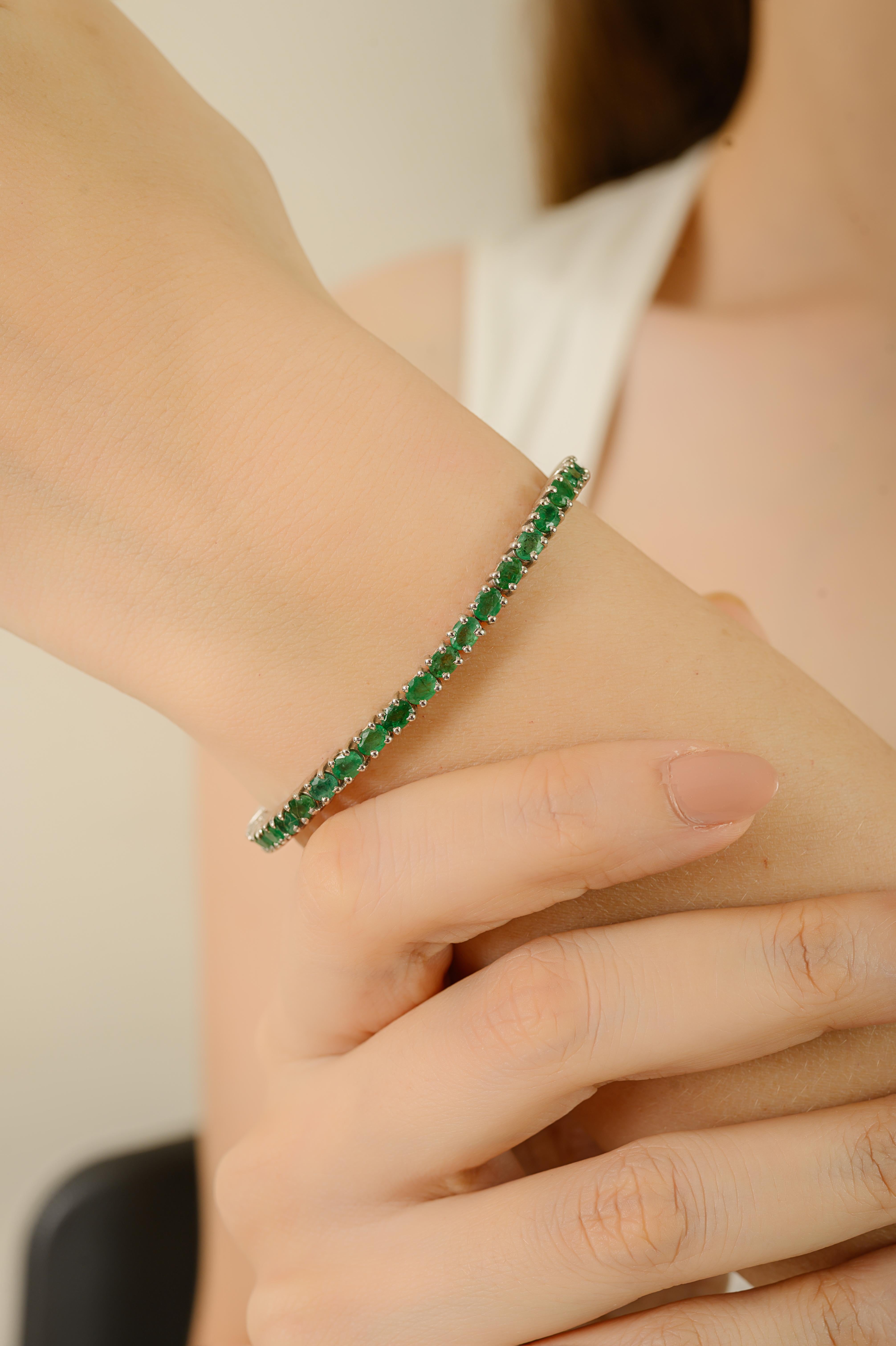 Esta impresionante pulsera incluye esmeraldas de talla ovalada en un hermoso tono verde vibrante. Con un peso total de gemas de aproximadamente 7,53 quilates, la pieza irradia elegancia natural y singularidad. Todo engastado en plata de ley 925 de
