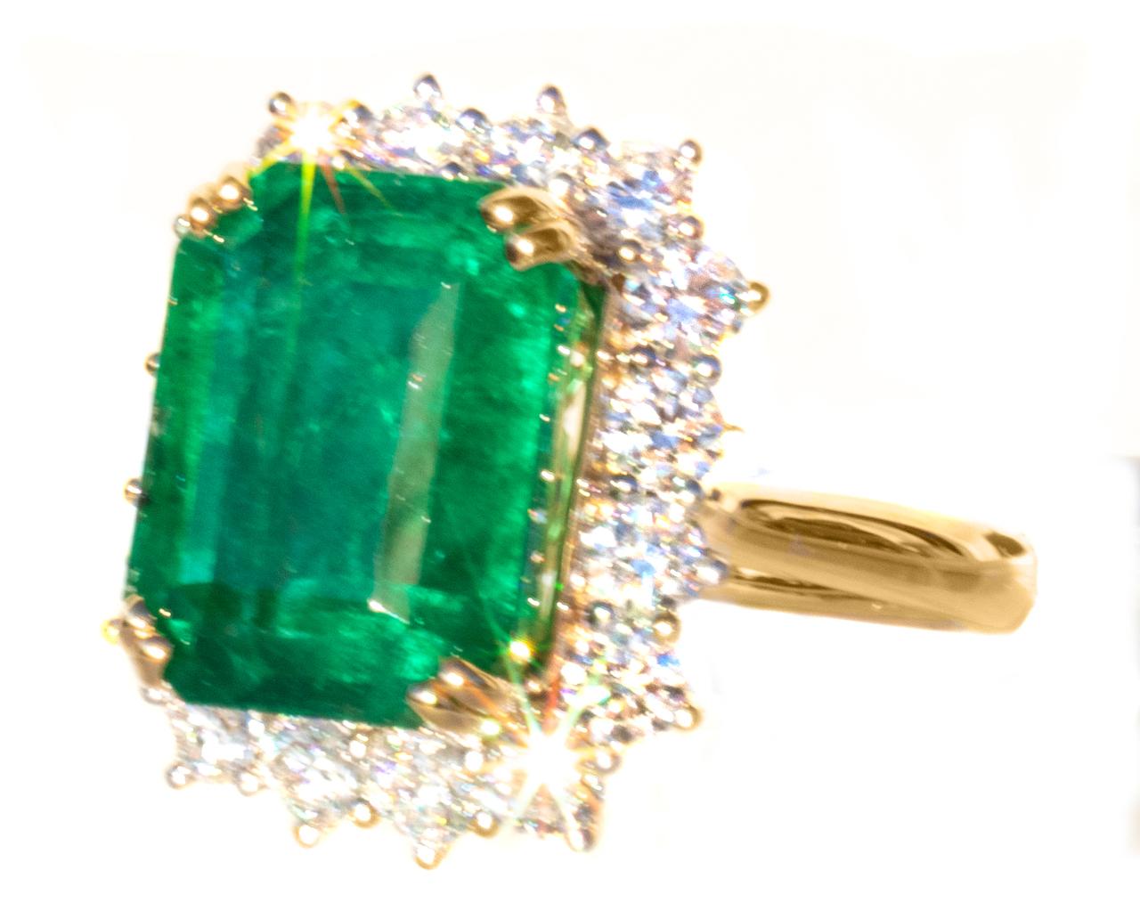 Contemporary Gorgeous 8 ct Emerald and Diamond 18K Ring