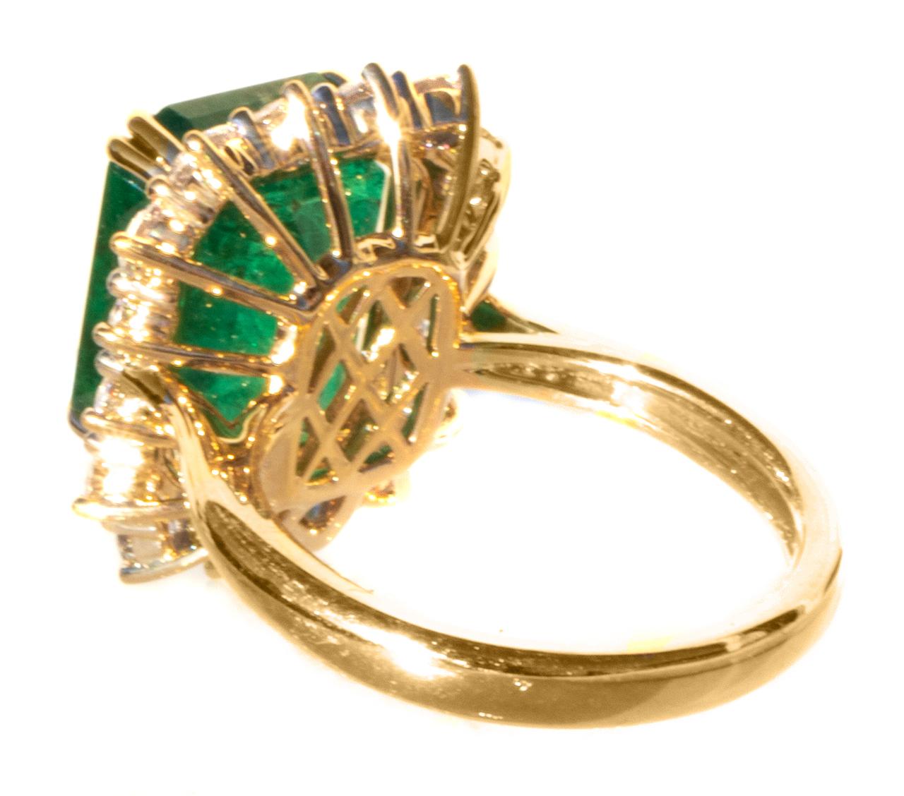 Gorgeous 8 ct Emerald and Diamond 18K Ring In New Condition In Mill Valley, CA
