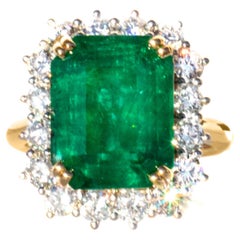 Gorgeous 8 ct Emerald and Diamond 18K Ring
