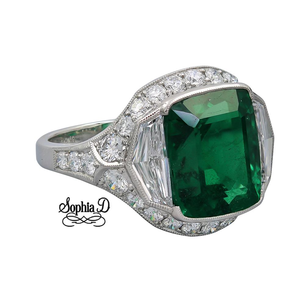 Sophia D 8,16 Karat Smaragdstein akzentuiert mit zwei 1,18 Karat Diamanten umgeben von 1,00 Karat kleinen Diamanten Platinring.
