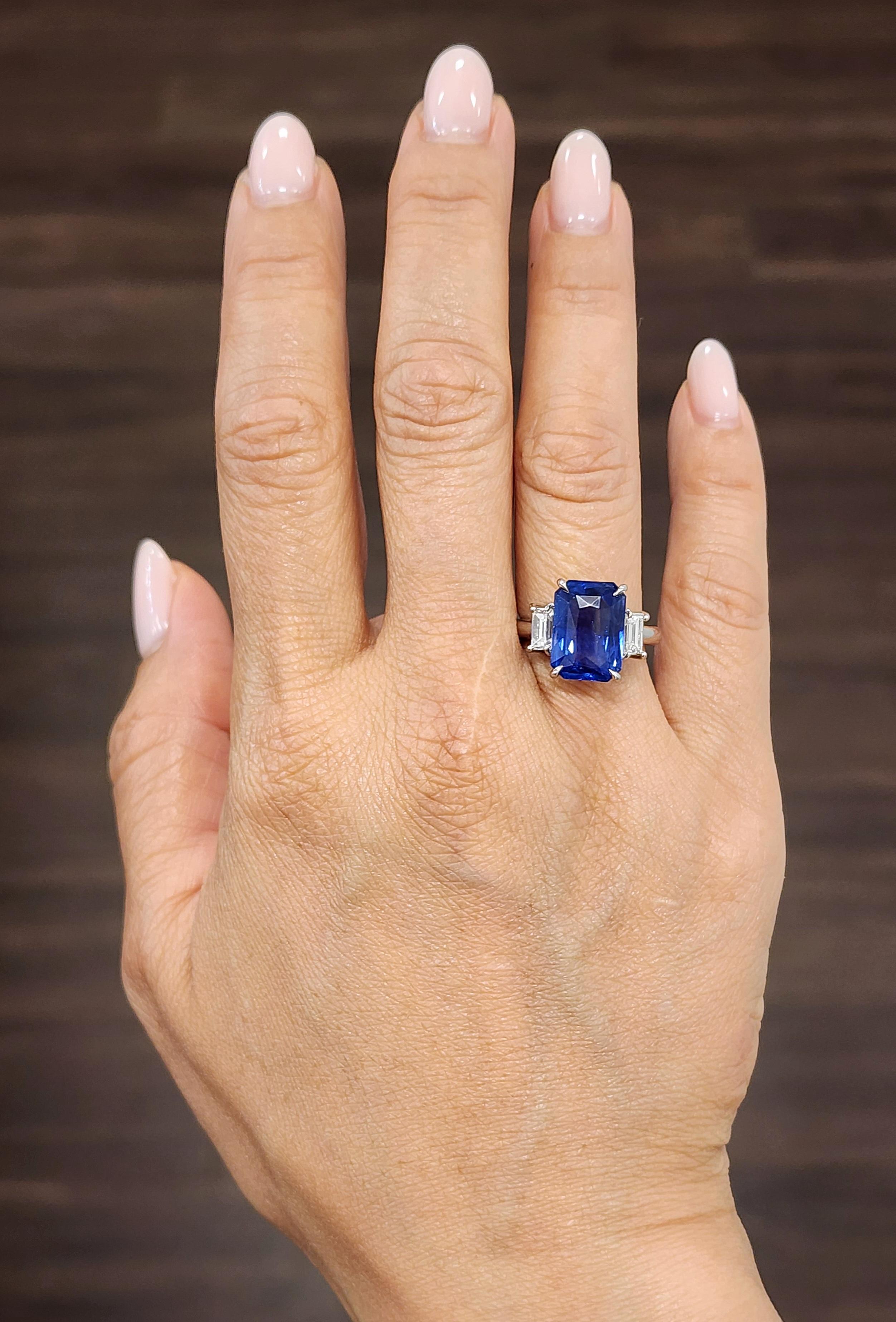 Questo moderno anello da cocktail sfoggia un design audace ma senza tempo, incentrato su un magnifico zaffiro blu con taglio a smeraldo certificato GIA, del peso di circa 7,45 carati. La ricca tonalità dello zaffiro è completata da diamanti bianchi