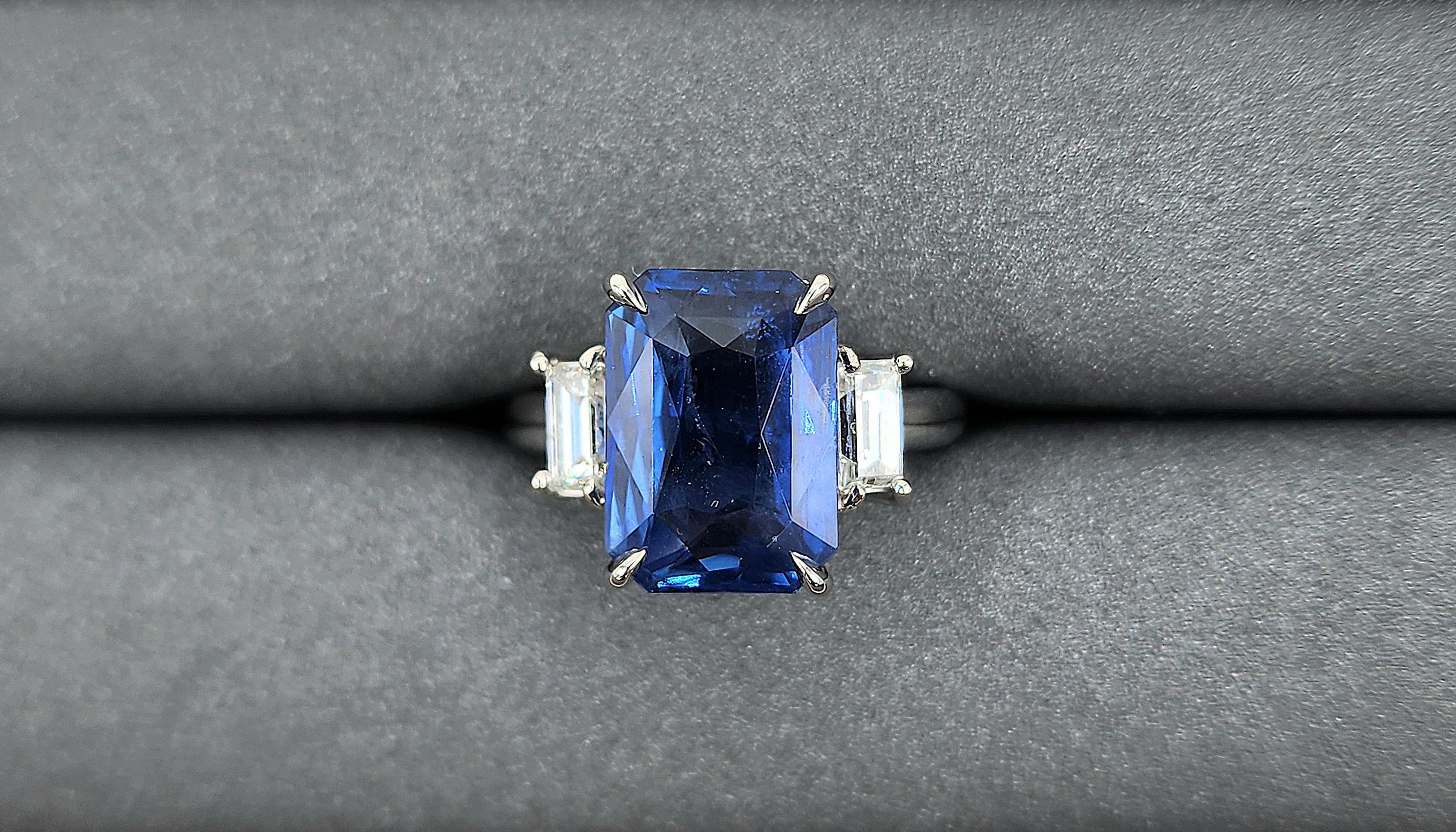 Taglio smeraldo Splendido anello da cocktail con zaffiro e diamante da 8,16 carati certificato GIA - Platino in vendita
