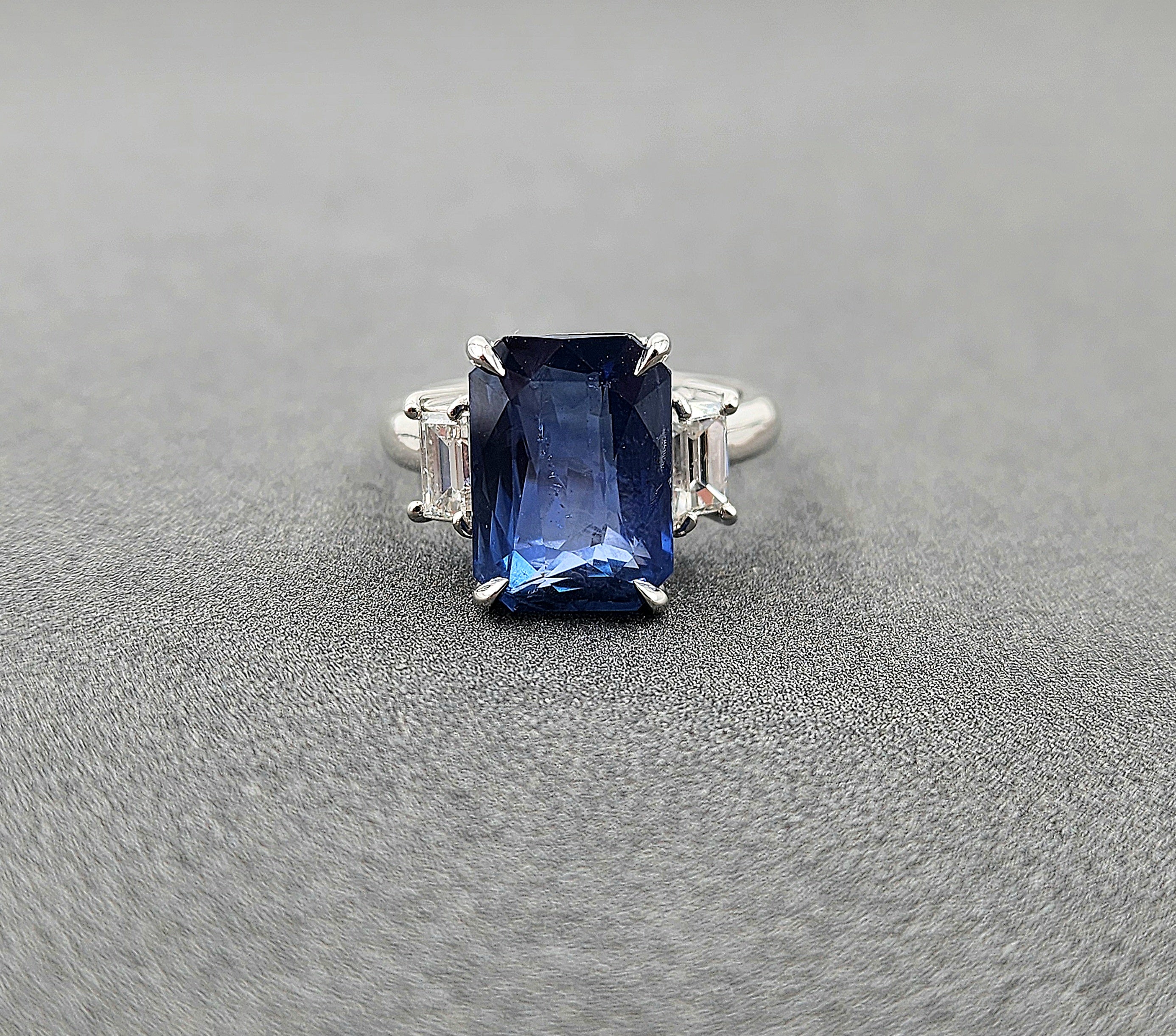 Splendido anello da cocktail con zaffiro e diamante da 8,16 carati certificato GIA - Platino in vendita