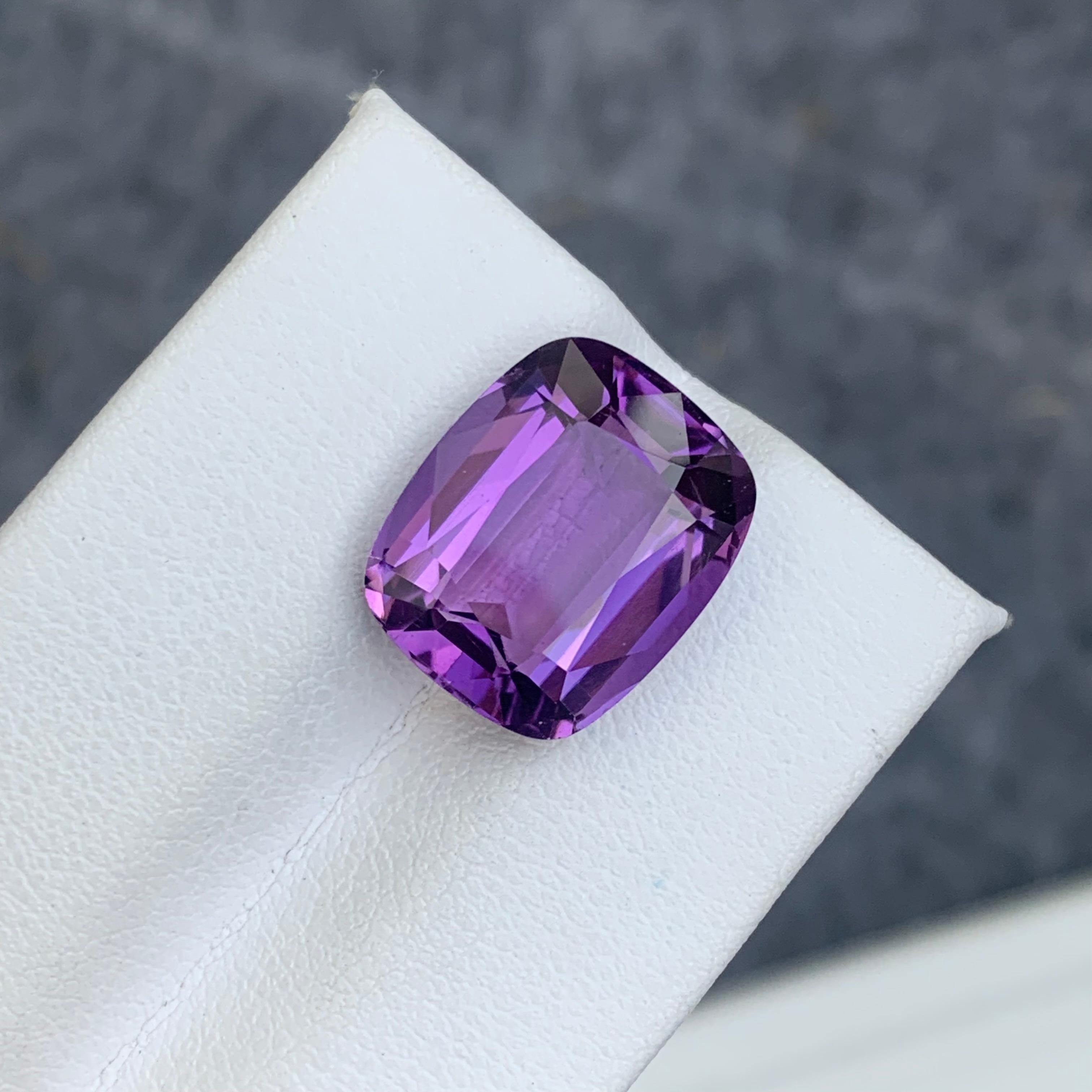 Arts and Crafts Superbe améthyste violette naturelle non sertie de 9,10 carats provenant du Brésil  en vente