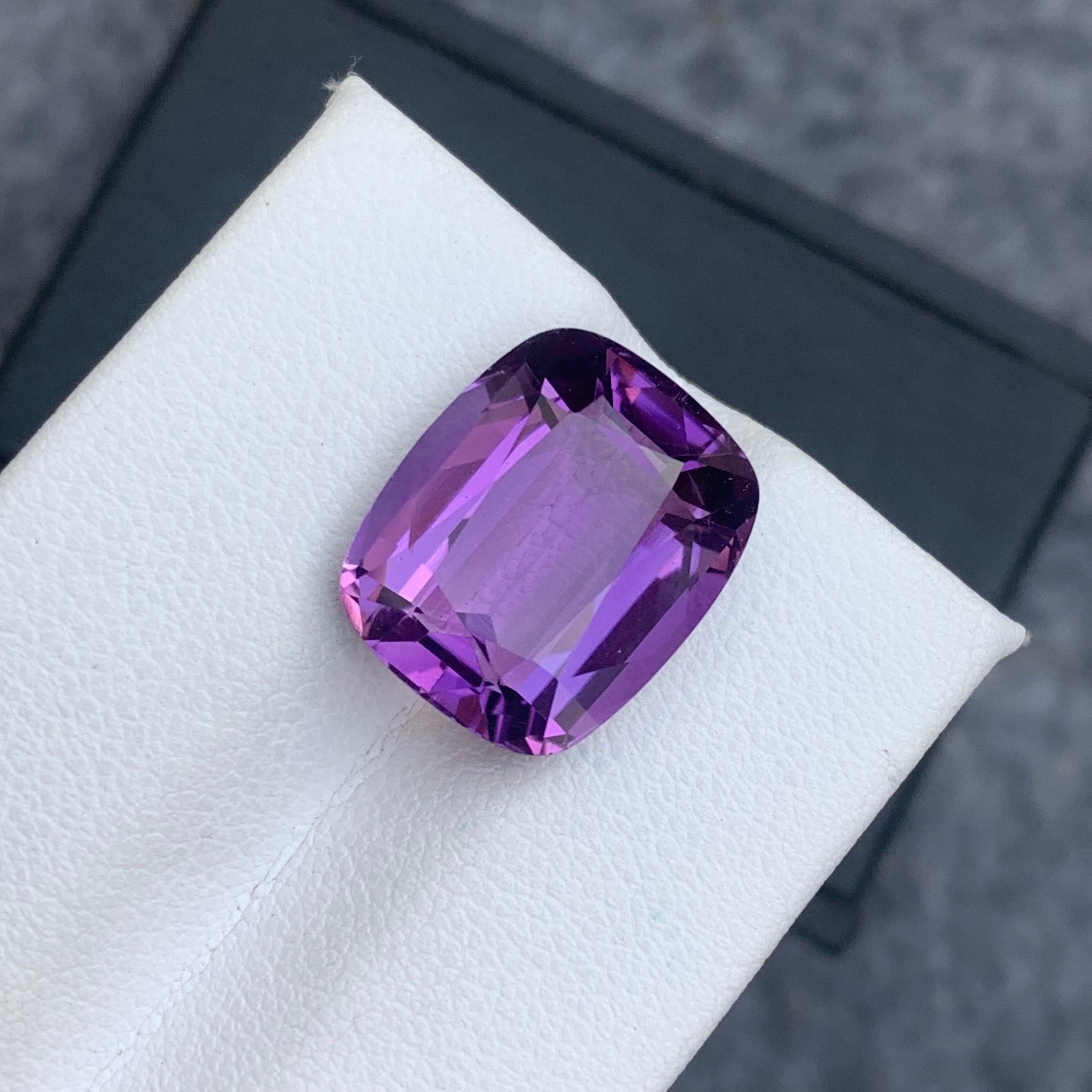 Women's or Men's Gorgeous 9.10 Carat Natural Loose Purple Amethyst Gemstone from Brazil For Sale