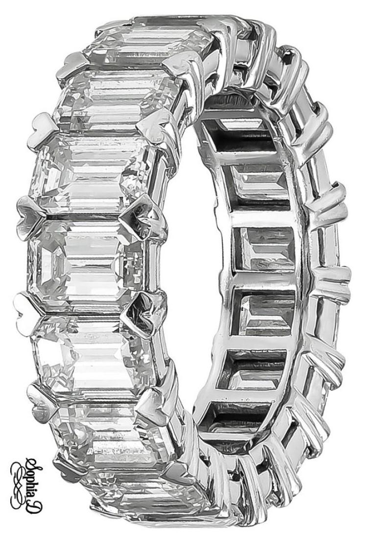 9,47 Karat Diamanten
17 Steine insgesamt
56 herzförmige Zeiger

Sophia D von Joseph Dardashti LTD ist seit 35 Jahren weltweit bekannt und lässt sich vom klassischen Art-Déco-Design inspirieren, das mit modernen Fertigungstechniken verschmilzt.