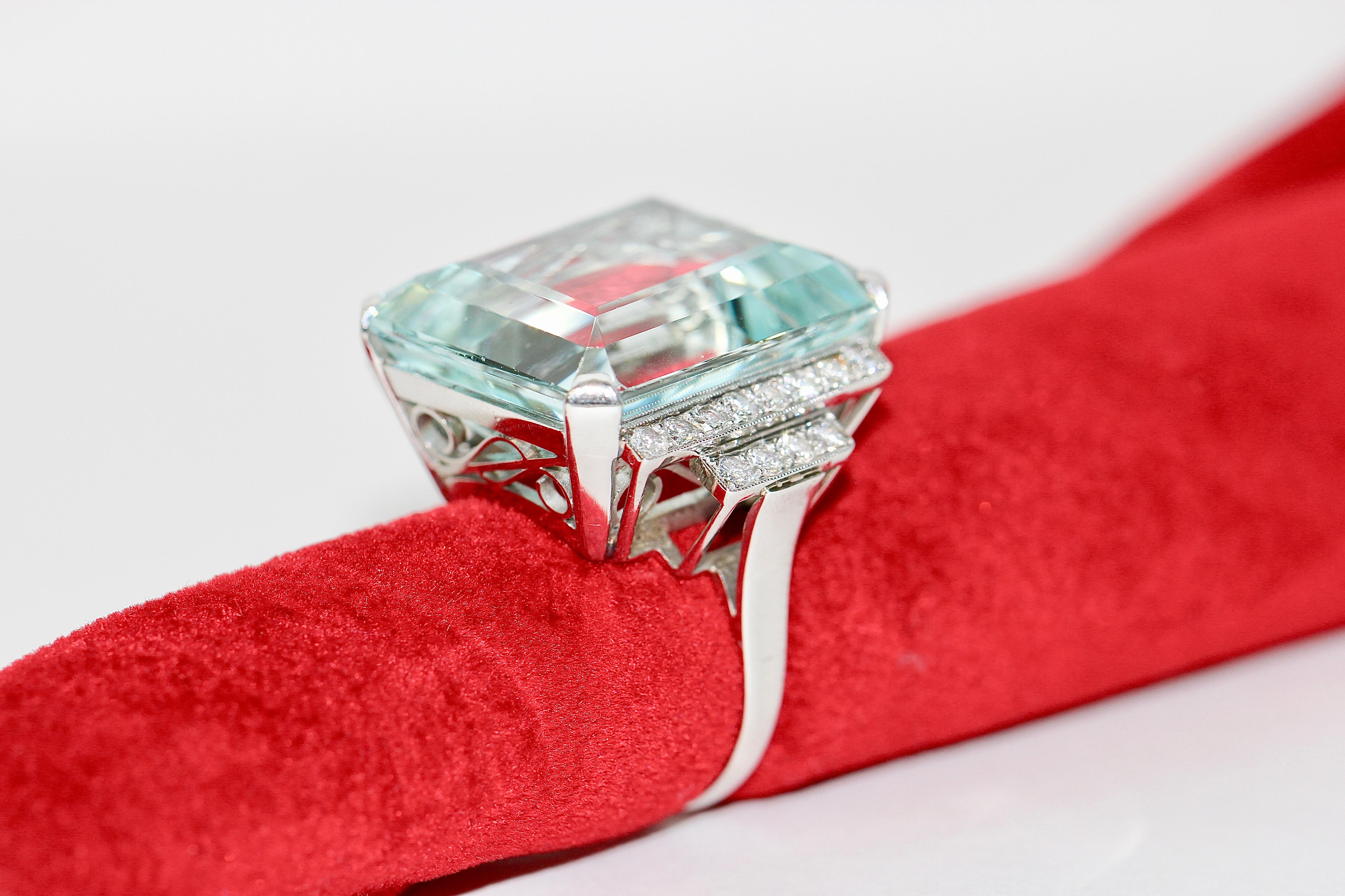 Gorgeous 950 Platinum Ring with Large 34.8ct Faceted Aquamarine and 24 Diamonds For Sale 2