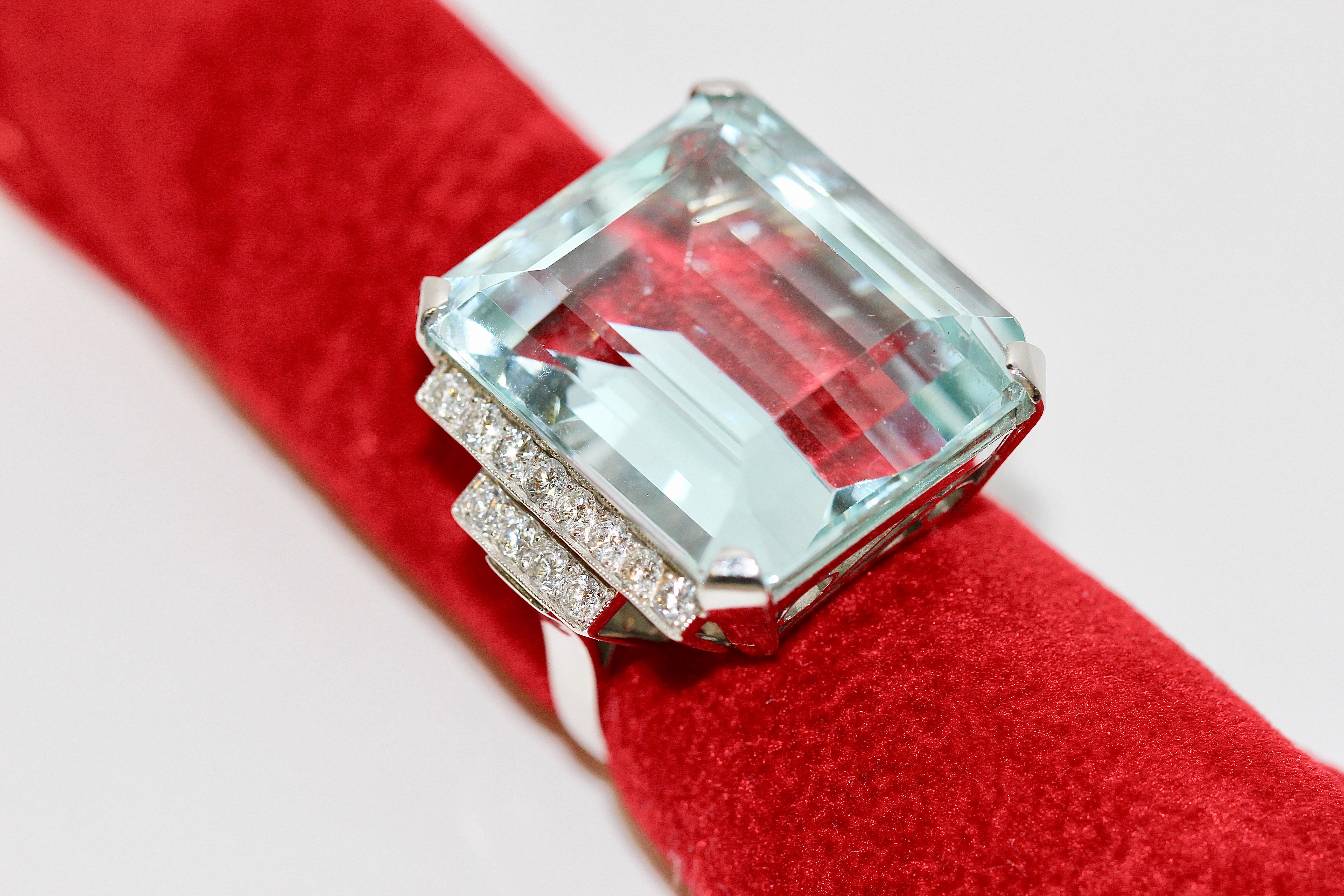 Wunderschöner 950er Platinring mit großem 34,8 Karat facettiertem Aquamarin und 24 Diamanten im Angebot 2