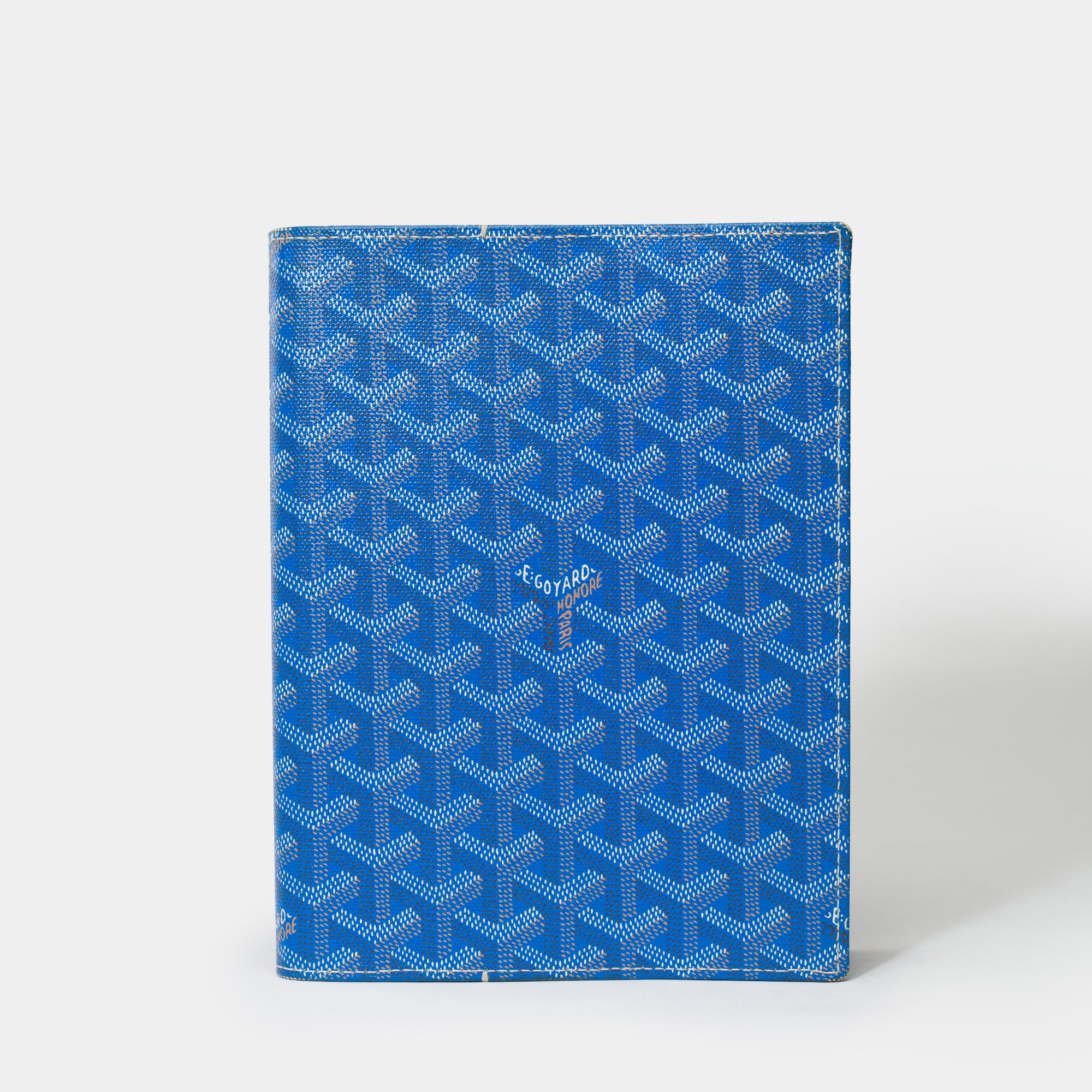 Gorgeous ​Goyard​ ​Castiglione​ Agenda​ ​Cover​ in ​blue​ ​Goyardine​ ​canvas
It​ ​can​ ​be​ ​used​ ​with​ ​different​ ​refills:​ ​refill​ ​agenda,​ ​reissued​ ​each​ ​year,​ ​to​ ​keep​ ​its​ ​schedule​ ​up​ ​to​ ​date,​ ​or​ ​refill​ ​notebook​