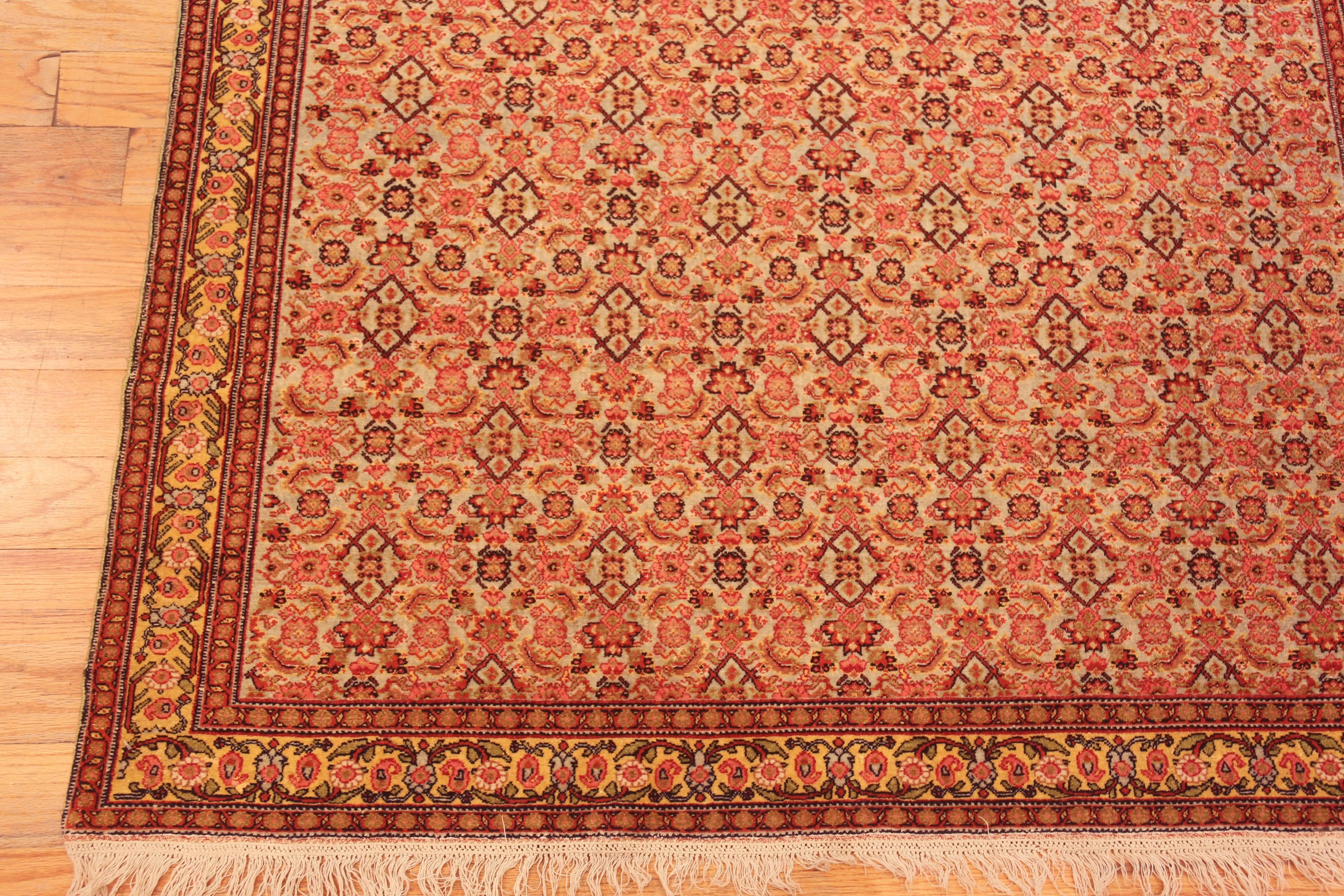 Wunderschöner antiker persischer Senneh-Teppich in Allover-Design 4'2
