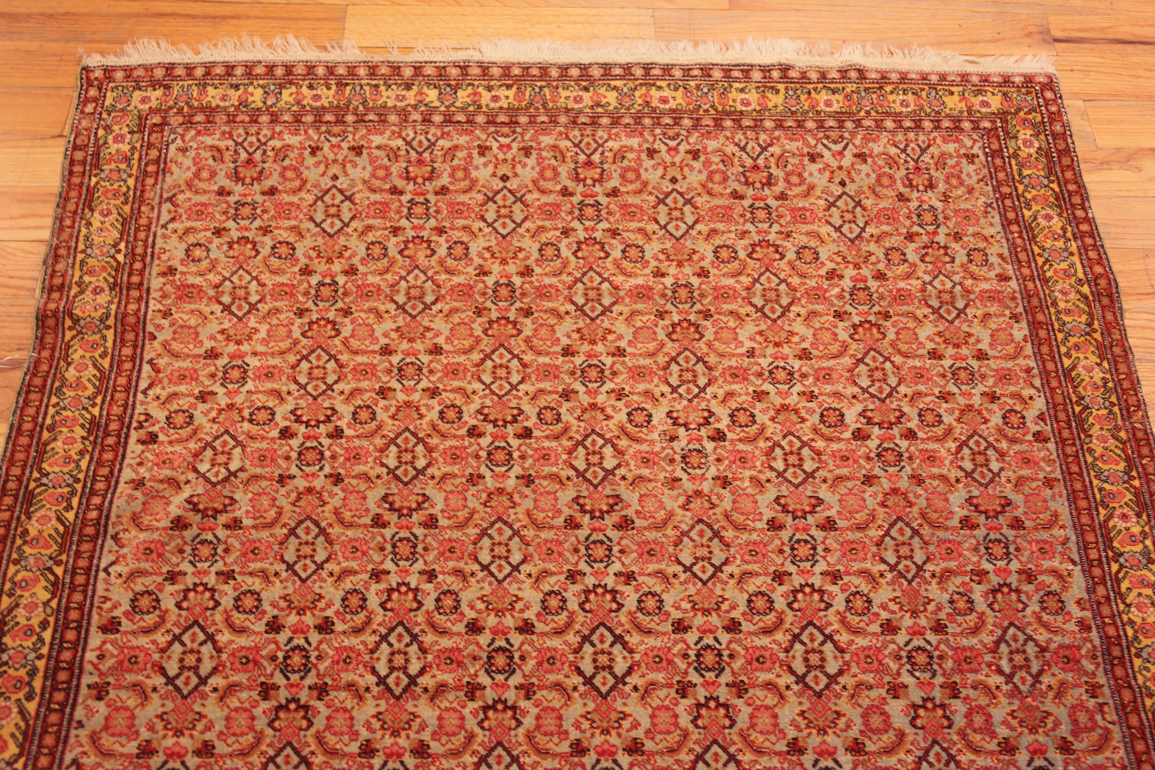 Wunderschöner antiker persischer Senneh-Teppich in Allover-Design 4'2