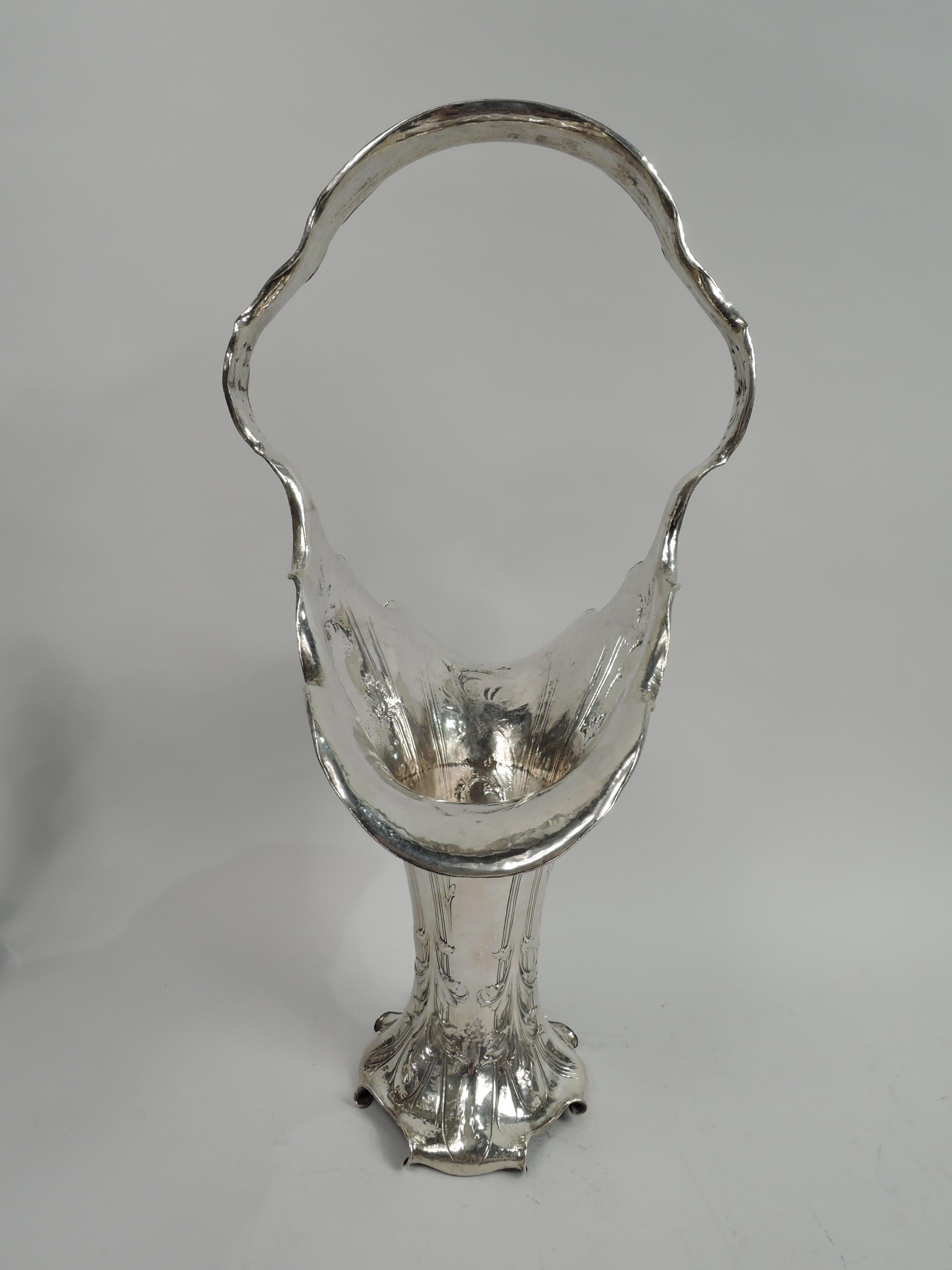 Gorgeous turn-of-the-century Martelé-style Art Nouveau 950 silver basket. Made by Black, Starr & Frost in New York. Flared and ovoid mouth fand cylindrical body flowing into spread foot on 4 turned-under scroll supports; fixed and shaped c-scroll