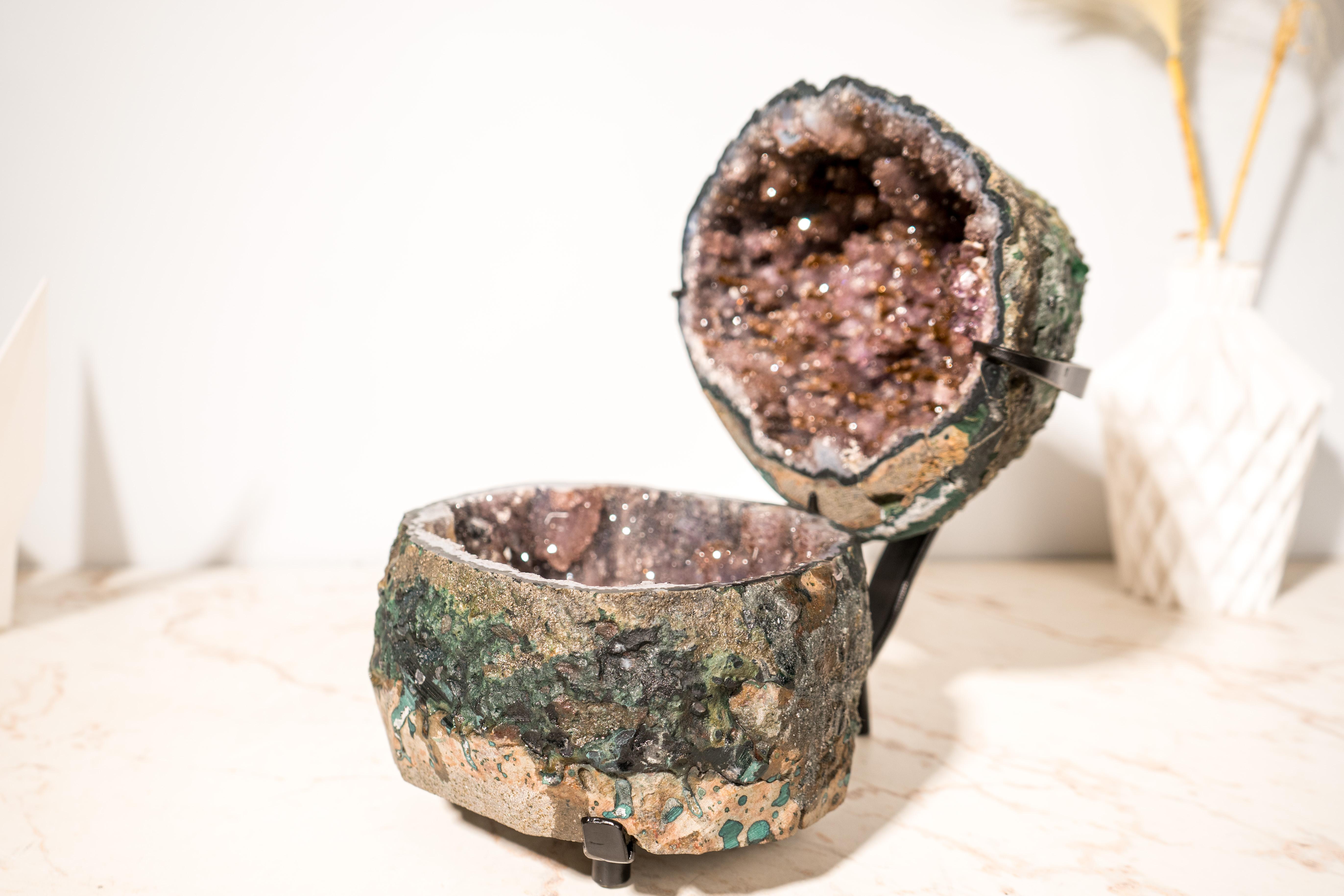 Brésilien Boîte à bijoux en géode d'améthyste avec formations de stalactites en vente