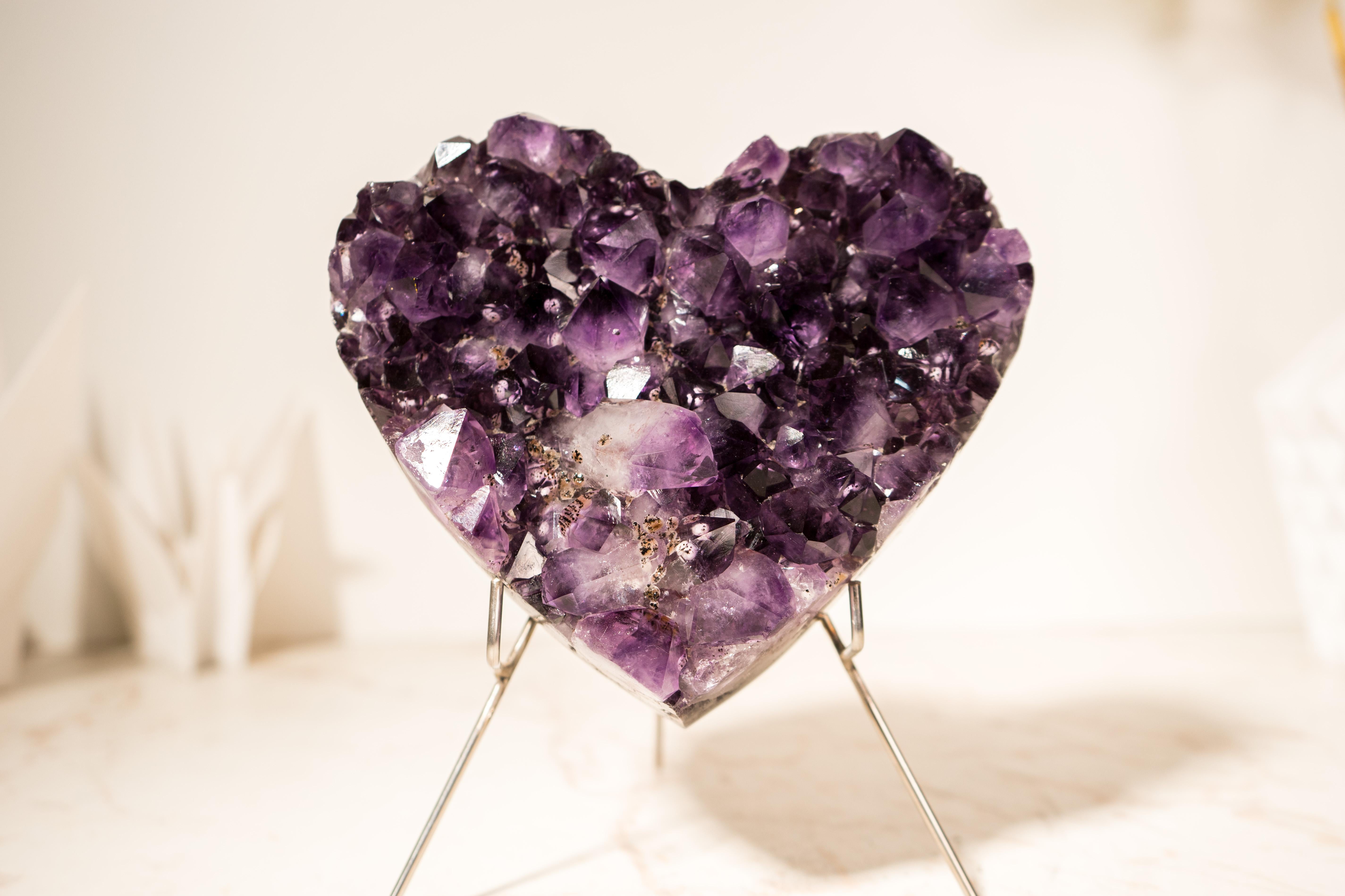 Schönes, hochgradiges Amethyst-Herz

▫️ Beschreibung

Dieses Amethystherz besticht durch seine großen, intensiv violetten Punkte und die exquisite handgefertigte Schnitzerei. Er wird mit Sicherheit zum Mittelpunkt Ihrer Einrichtung, zum
