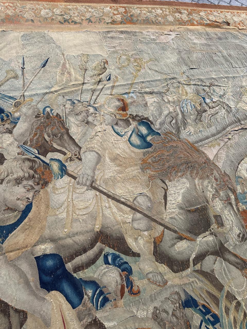 Très belle et rare tapisserie française d'Aubusson du 17ème siècle avec un beau dessin dans le style de Louis XVI, représentant une bataille historique probablement d'Alexander ou une bataille romaine, conquérant une ville ; les soldats passent sur