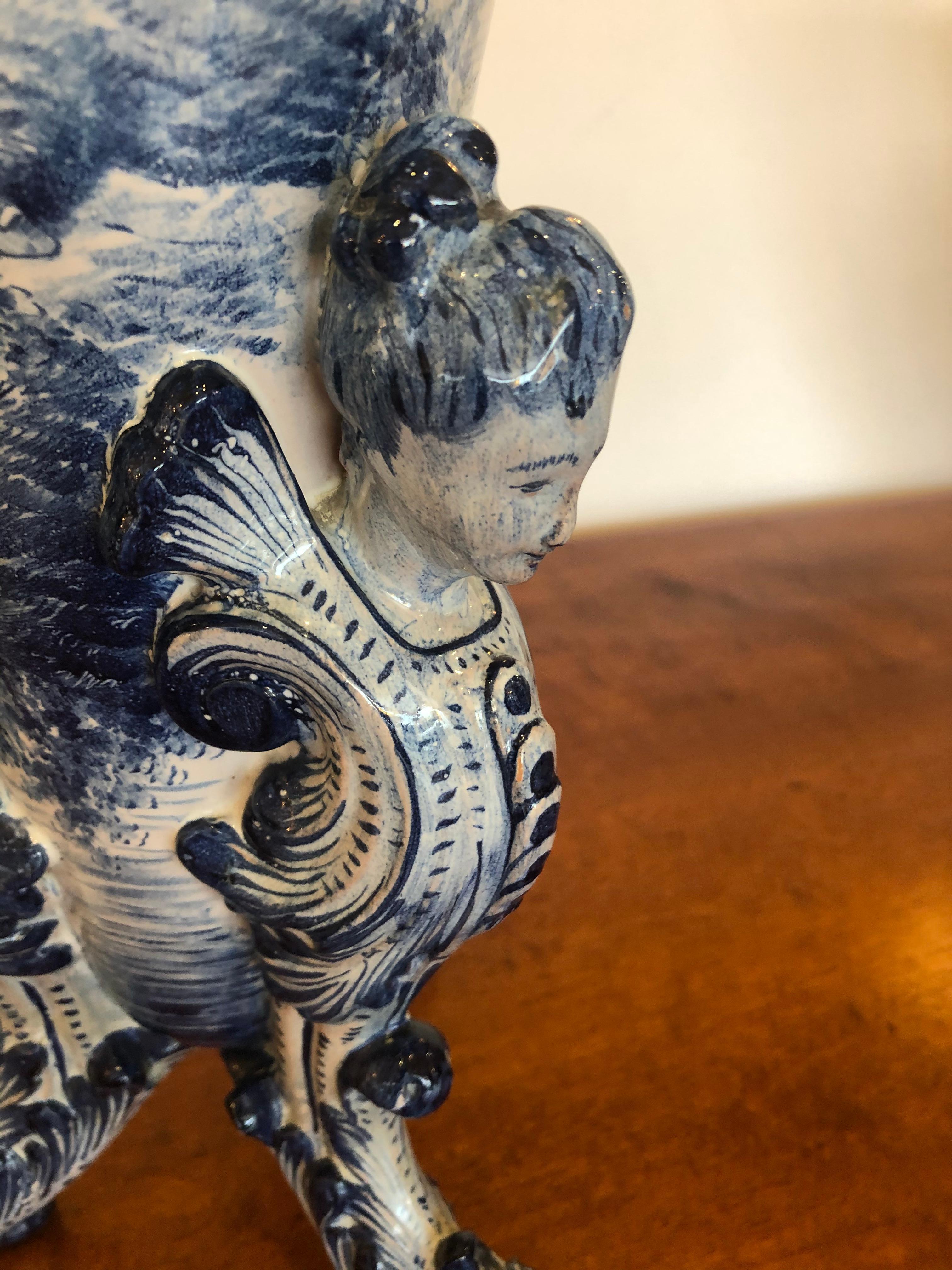 Wunderschöne antike große italienische blau-weiße figurale Vase aus Keramik im Angebot 4