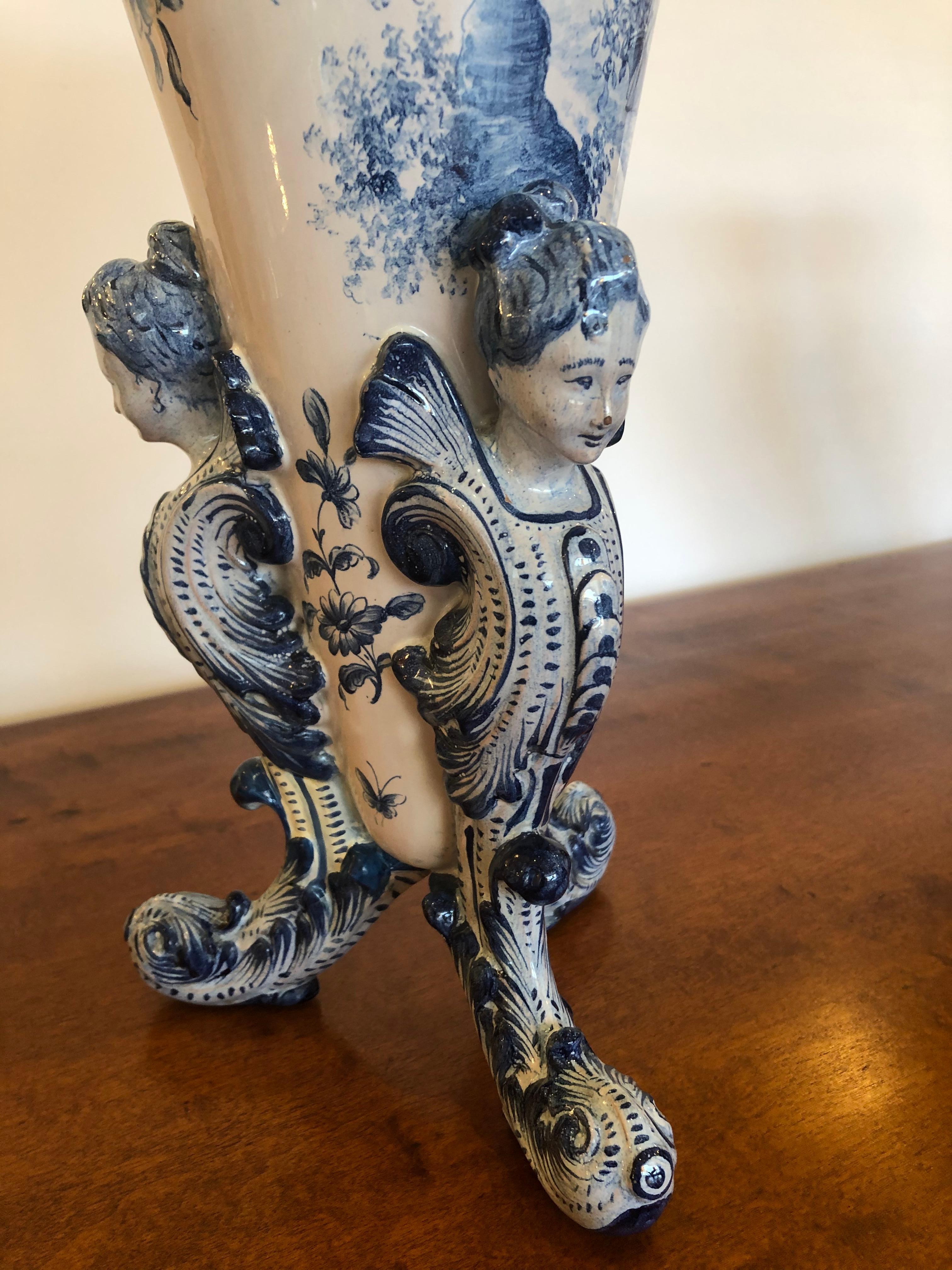 Wunderschöne antike große italienische blau-weiße figurale Vase aus Keramik im Zustand „Gut“ im Angebot in Hopewell, NJ
