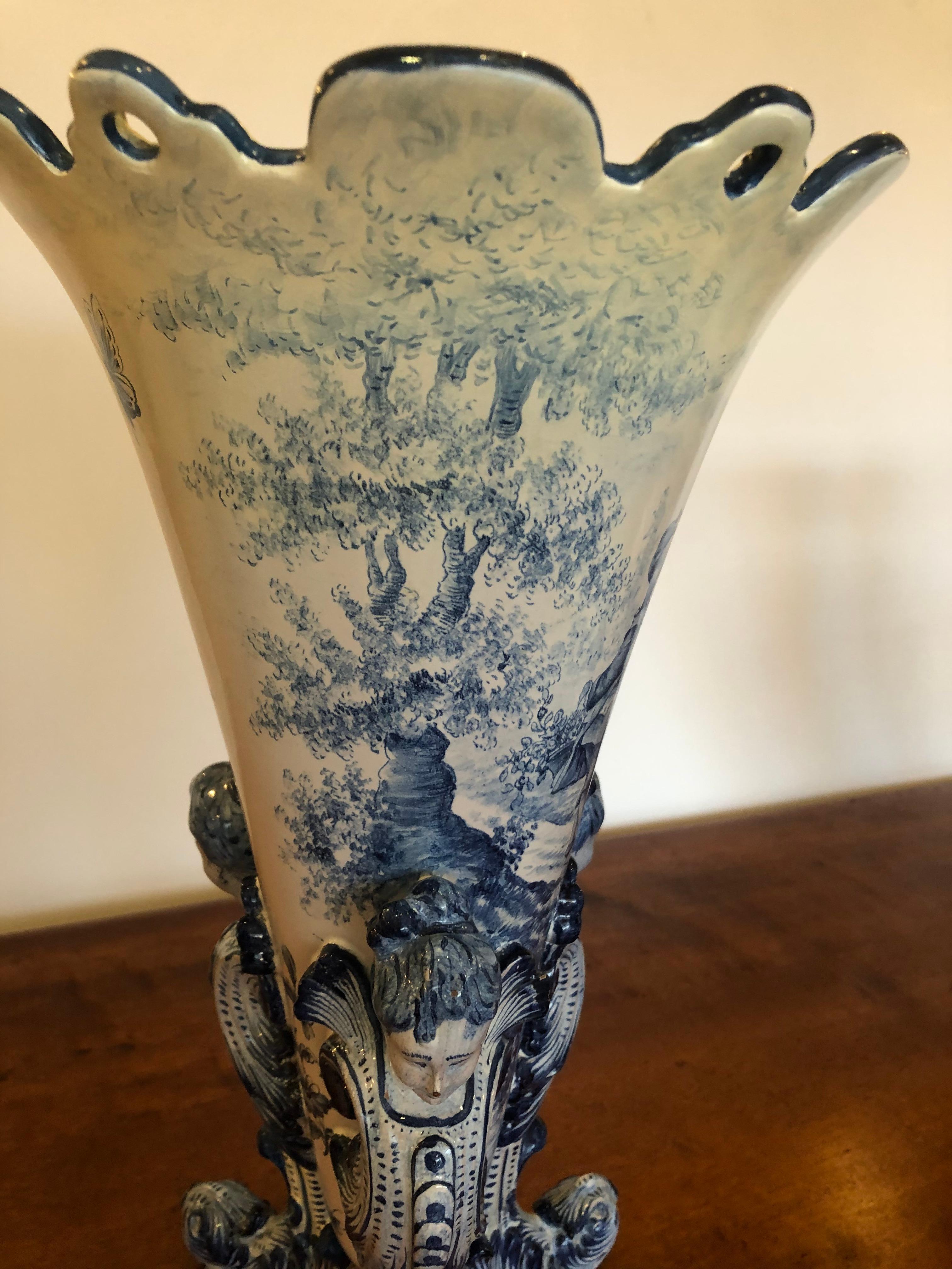 Wunderschöne antike große italienische blau-weiße figurale Vase aus Keramik im Angebot 1
