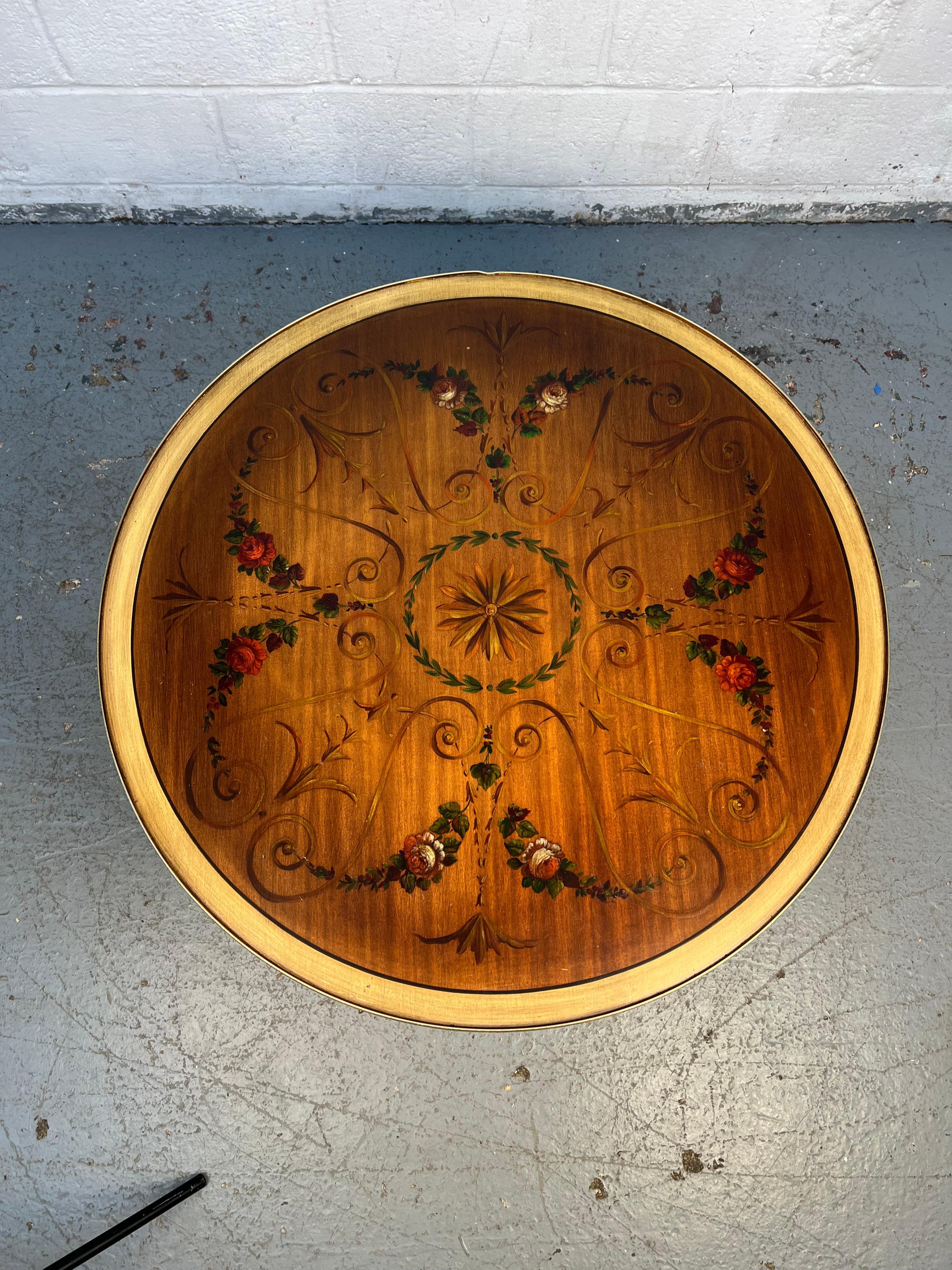 Victorien Table basse ancienne en acajou peinte à la main avec des motifs floraux en vente