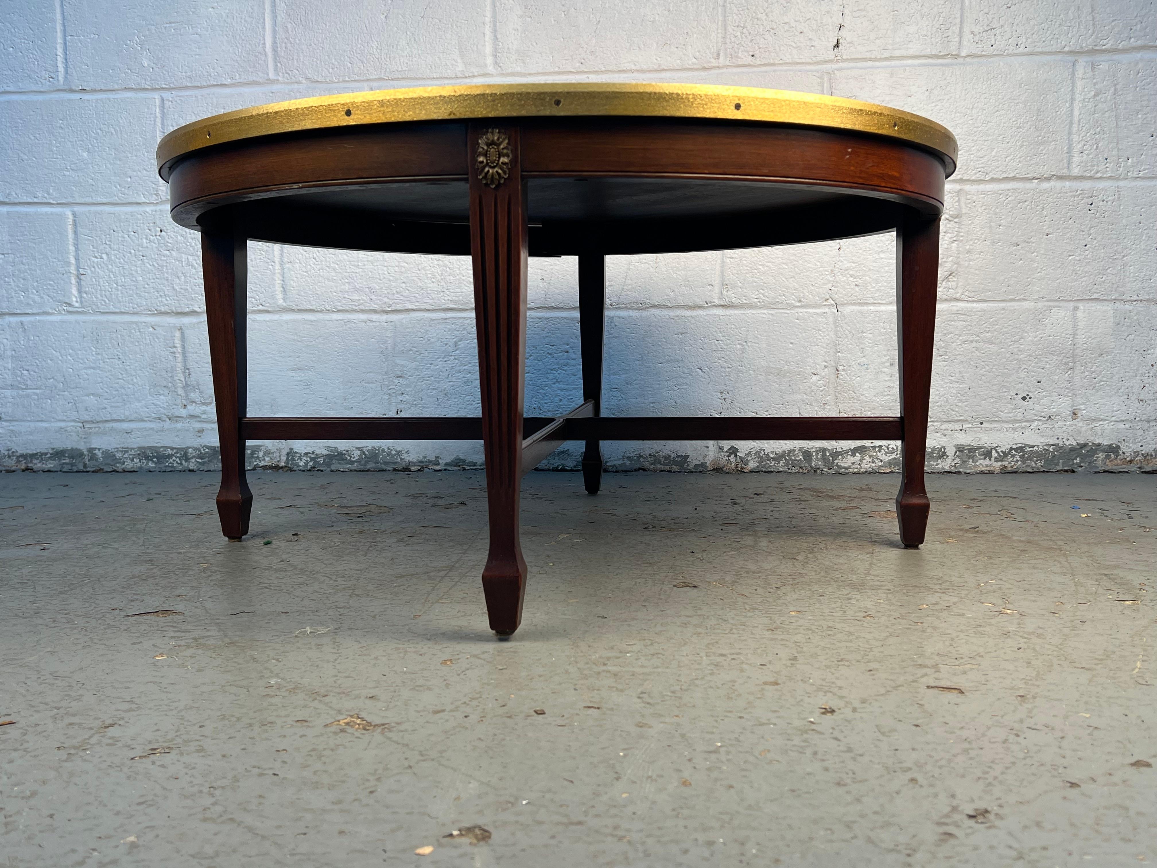 Table basse ancienne en acajou peinte à la main avec des motifs floraux Bon état - En vente à Brooklyn, NY